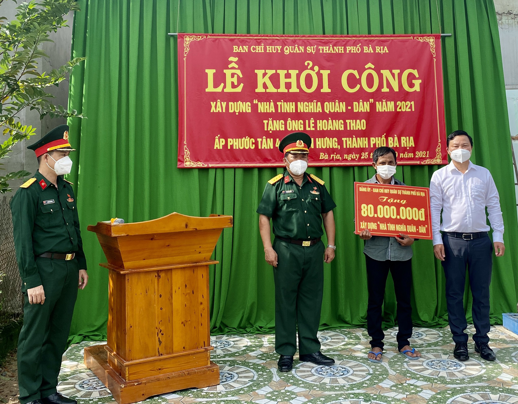 Đại diện Ban CHQS TP. Bà Rịa trao bảng tượng trưng hỗ trợ 80 triệu đồng xây dựng “Nhà tình nghĩa quân - dân” cho gia đình ông Lê Hoàng Thao.