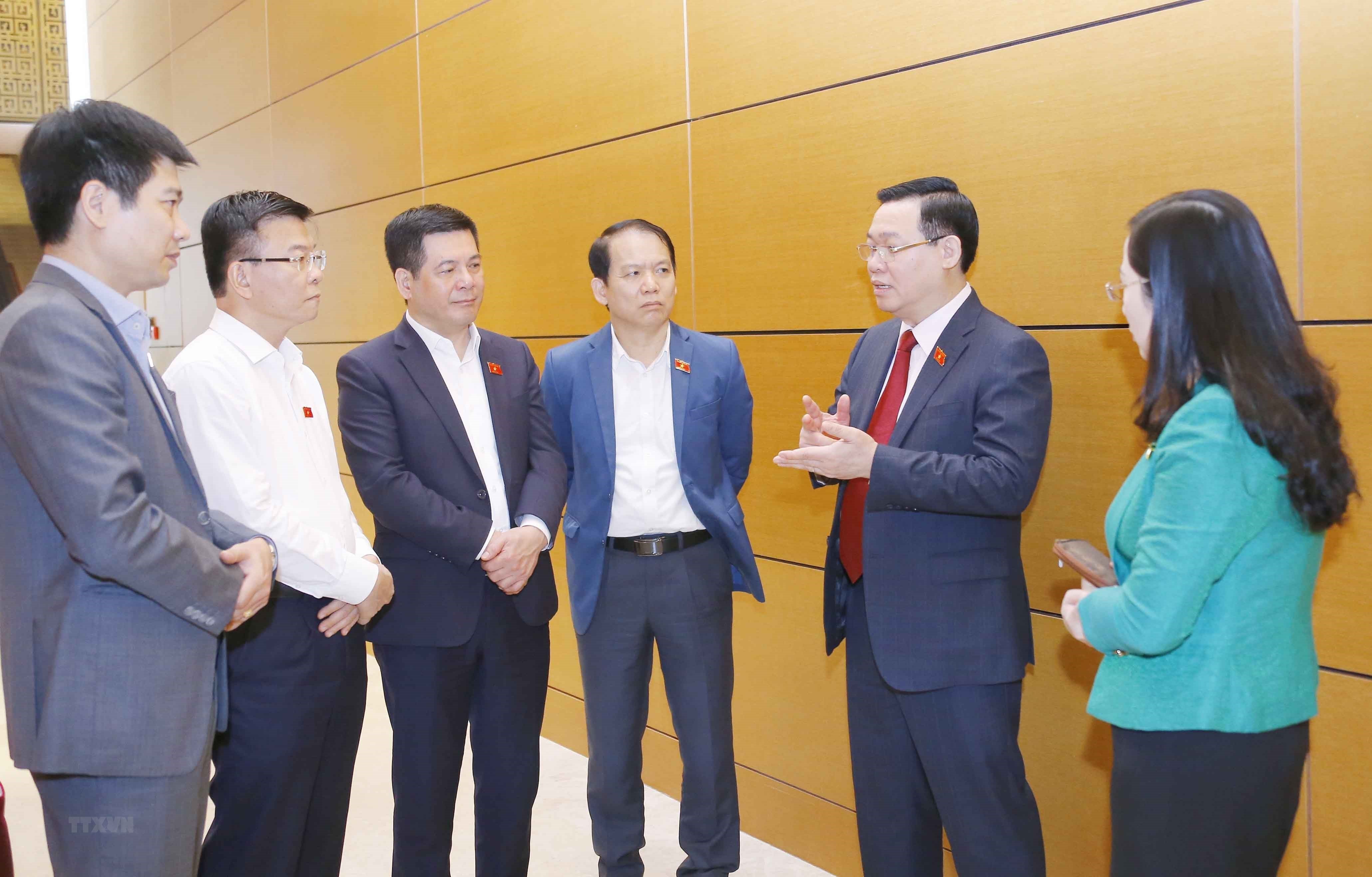Chủ tịch Quốc hội Vương Đình Huệ trao đổi với các đại biểu.