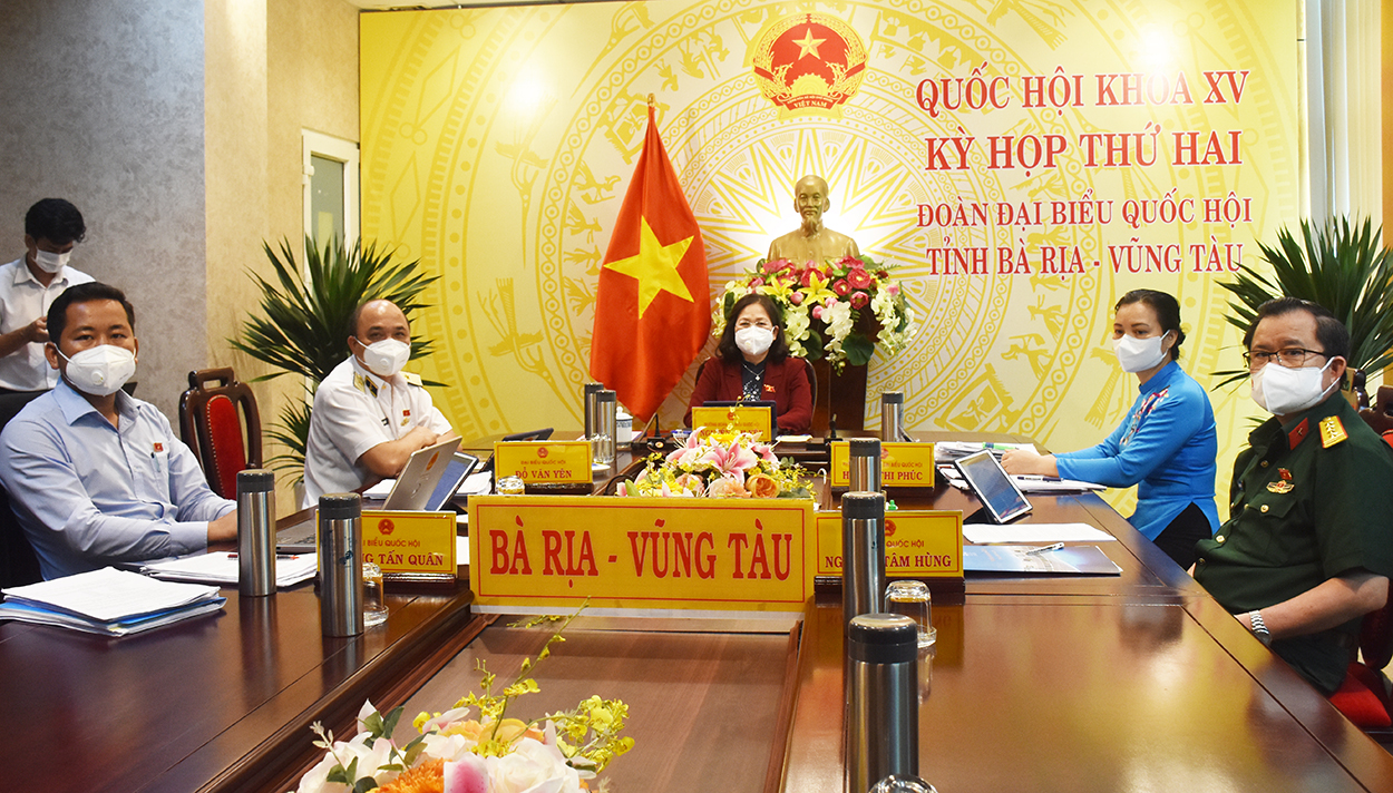 Bà Nguyễn Thị Yến, Phó Bí thư Thường trực Tỉnh ủy, Trưởng Đoàn ĐBQH tỉnh điều hành thảo luận tổ tại điểm cầu phòng họp Đoàn ĐBQH tỉnh BR-VT.