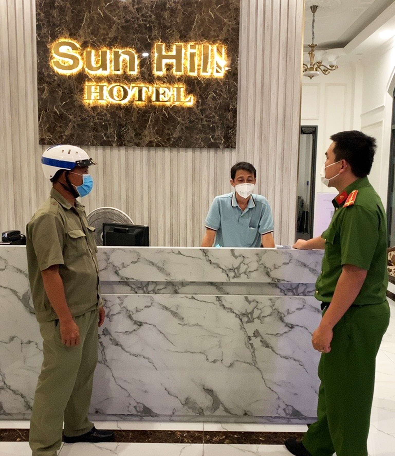 Lực lượng Công an và bảo vệ dân phố phường 2, TP.Vũng Tàu kiểm tra và tuyên truyền phòng, chống dịch COVID-19 cho chủ một cơ sở kinh doanh lưu trú trên địa bàn.