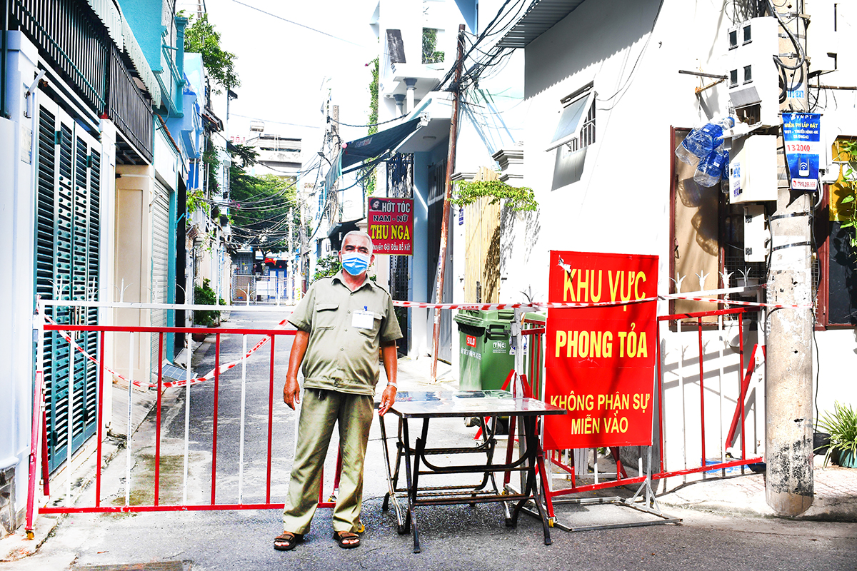 Lực lượng chức năng phong tỏa hẻm 195/9, Hoàng Văn Thụ, phường 7, TP.Vũng Tàu liên quan đến 3 ca nhiễm COVID-19.