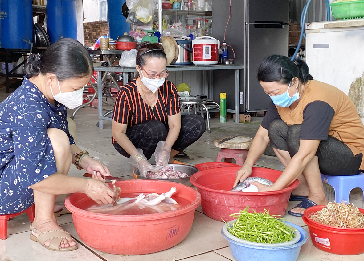 Hội viên Hội LHPN phường Mỹ Xuân, TX.Phú Mỹ nấu ăn tiếp tế lực lượng làm nhiệm vụ tại các chốt kiểm soát dịch trên địa bàn thị xã. Ảnh chụp vào tháng 8/2021.