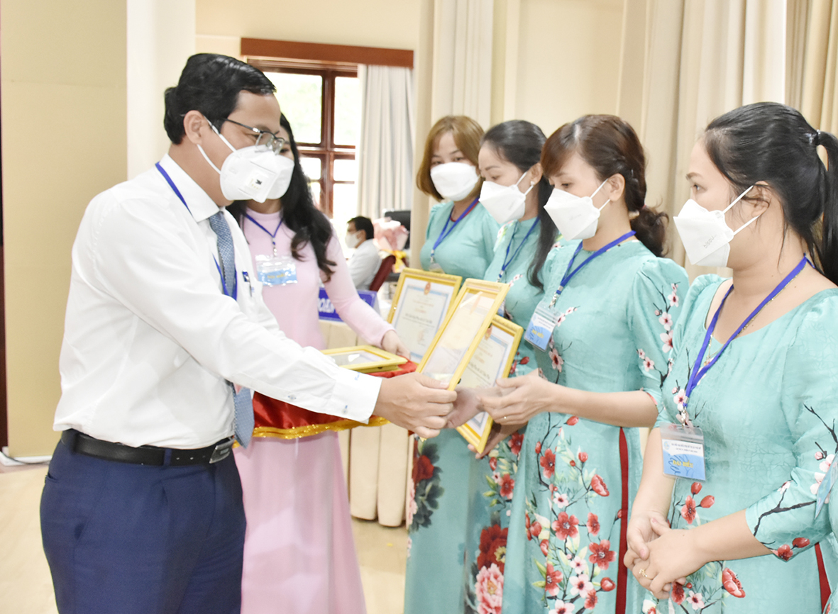 Ông Lê Hoàng Hải, Bí thư Thị ủy, Chủ tịch HĐND TX.Phú Mỹ trao Giấy khen cho các tập thể có thành tích xuất sắc trong phong trào thi đua và công tác Hội nhiệm kỳ 2016-2021.