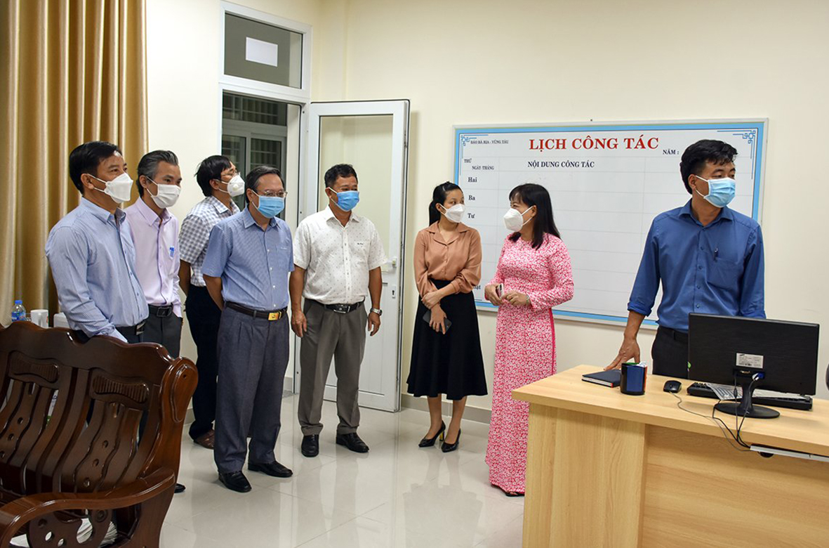 Các thành viên trong Đoàn công tác tham quan một phòng làm việc tại trụ sở Báo Bà Rịa - Vũng Tàu (số 68 Trường Chinh, TP. Bà Rịa).
