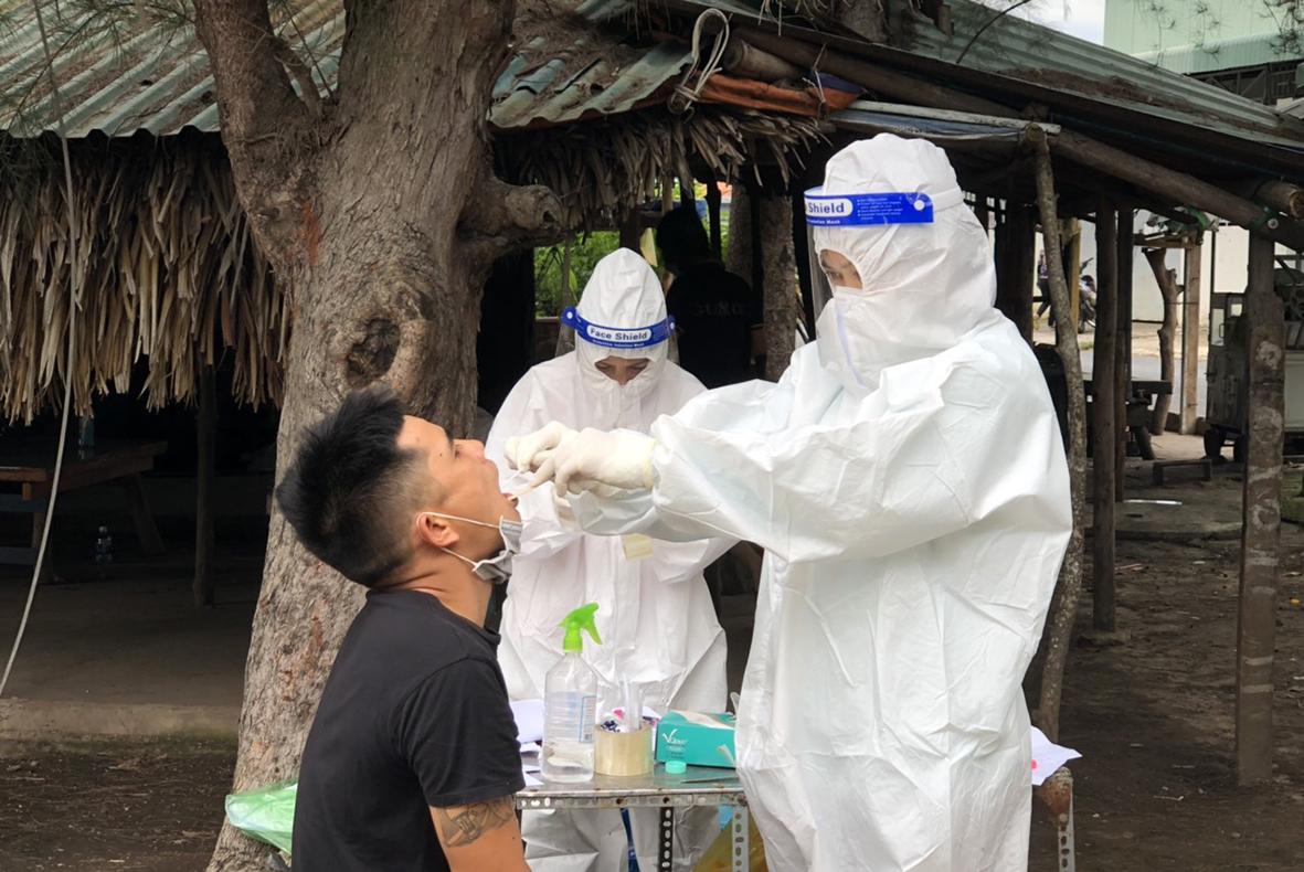 Nhân viên y tế lấy mẫu xét nghiệm sàng lọc COVID-19 cho người dân tại hẻm 67 Phước Thắng, phường 12,TP.Vũng Tàu sáng 26/10. Ảnh: HUYỀN TRANG