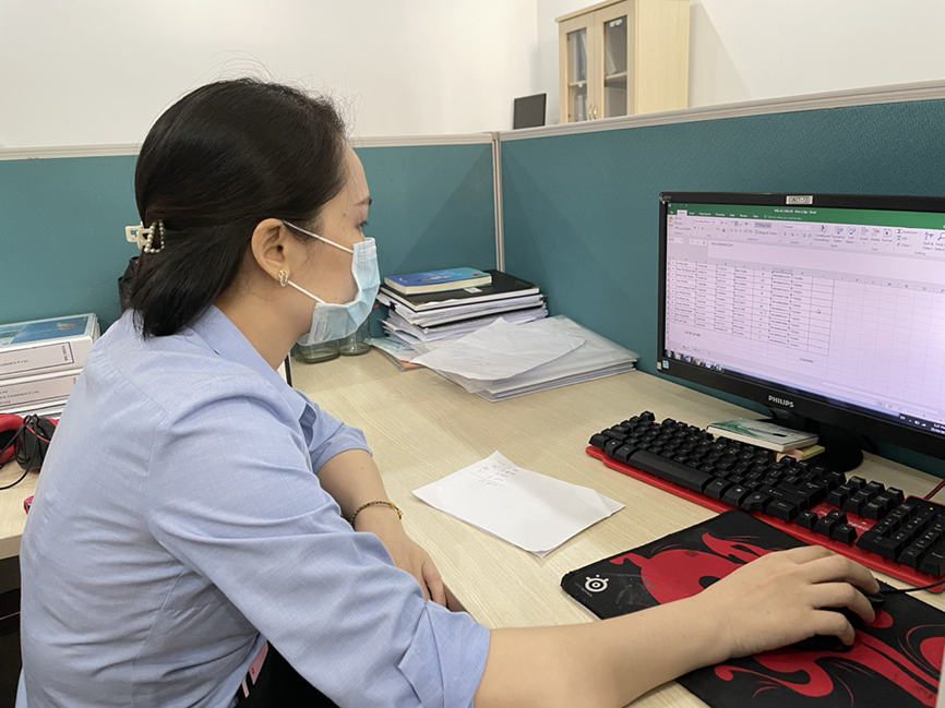 Kế toán Công ty CP Định vị Ngôi Sao Xanh (TP. Vũng Tàu) rà soát danh sách người tham gia BHTN của đơn vị.