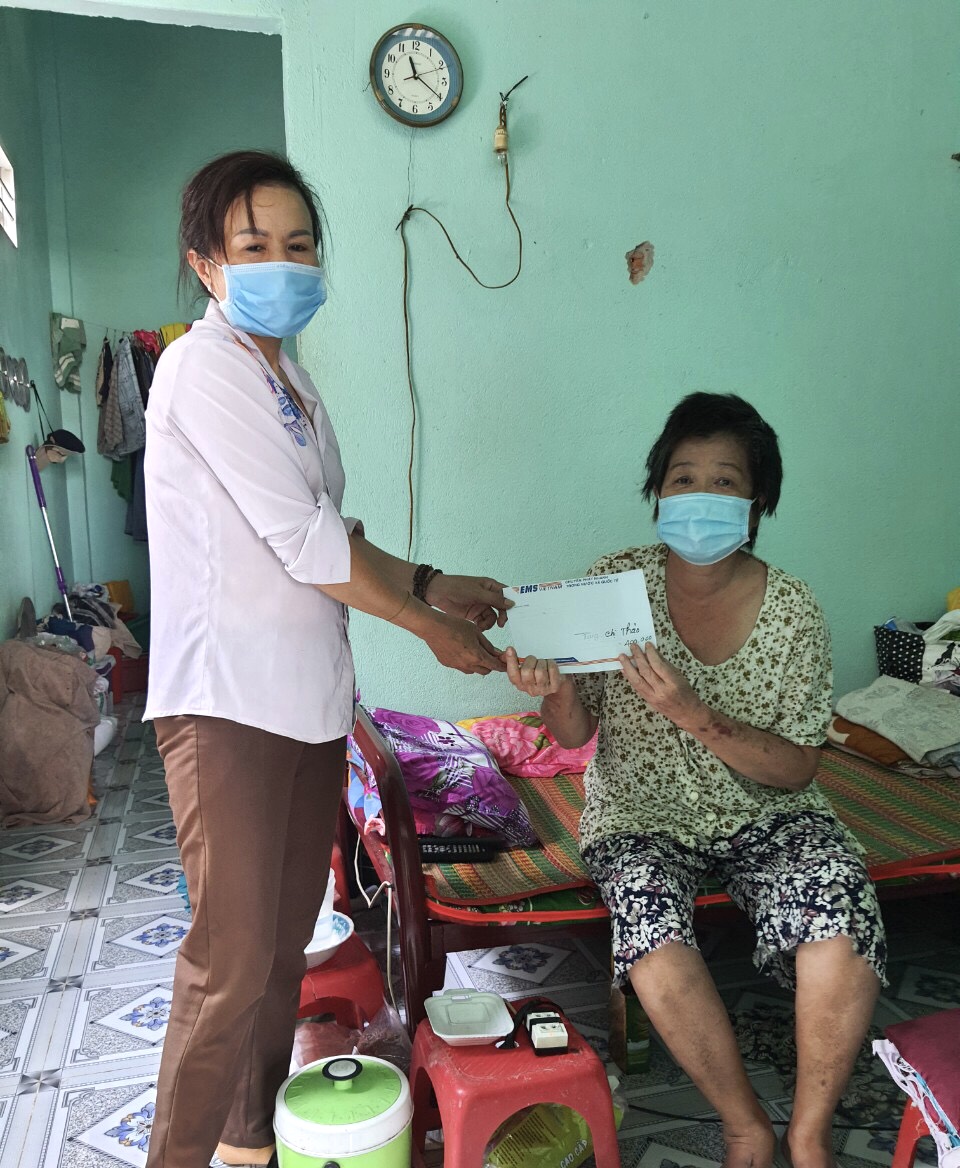 Hội Nông dân xã Xuân Sơn (huyện Châu Đức) trao quà cho hộ khó khăn tại địa phương.