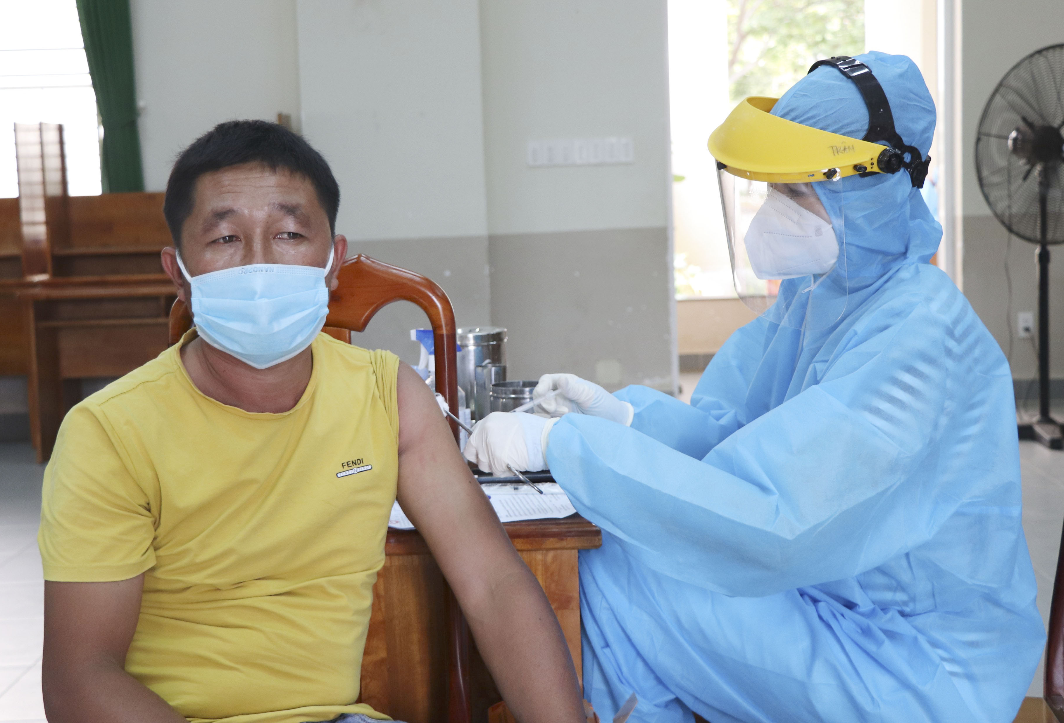 Nhân viên y tế tiêm vắc xin phòng COVID-19 (mũi 1) cho ngư dân xã Phước Tỉnh, huyện Long Điền. Ảnh: ĐINH HÙNG