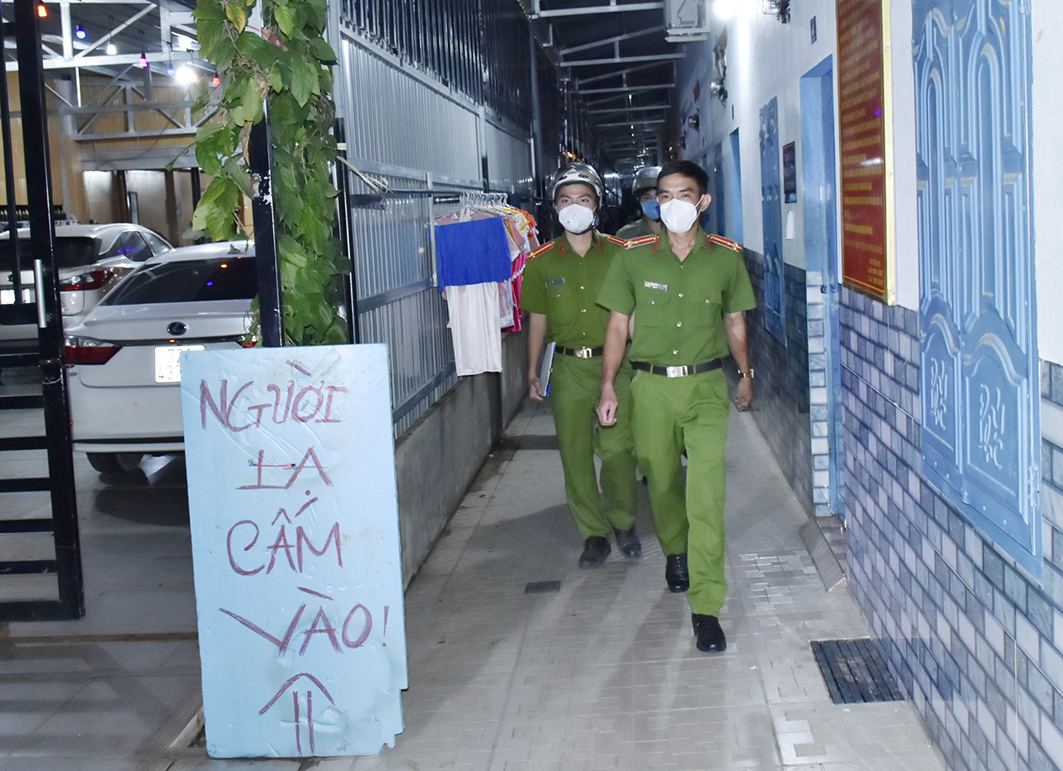 Công an phường Hắc Dịch, TX. Phú Mỹ tuần tra, nhắc nhở 1 nhà trọ trên địa bàn không cho người lạ ra vào.