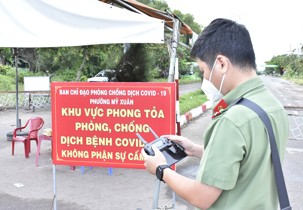 Công an TX.Phú Mỹ sử dụng flycam kiểm soát khu phong tỏa trên địa bàn. Trong ảnh: Trung úy Phạm Đức Minh, Đội Tổng hợp Công an TX.Phú Mỹ điều khiển flycam giám sát khu phong tỏa thuộc khu phố Phước Lập, phường Mỹ Xuân giữa tháng 9.
