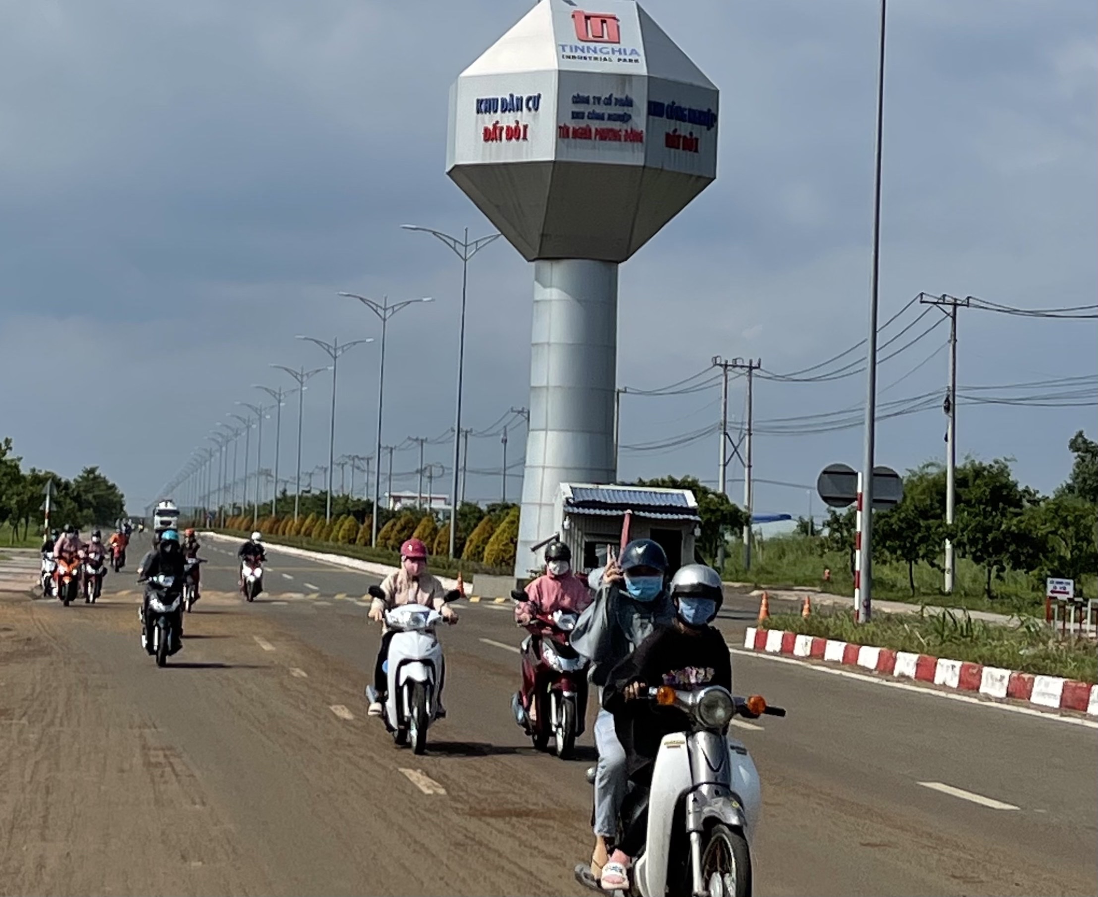Công nhân tại KCN Đất Đỏ 1 sau giờ tan ca.