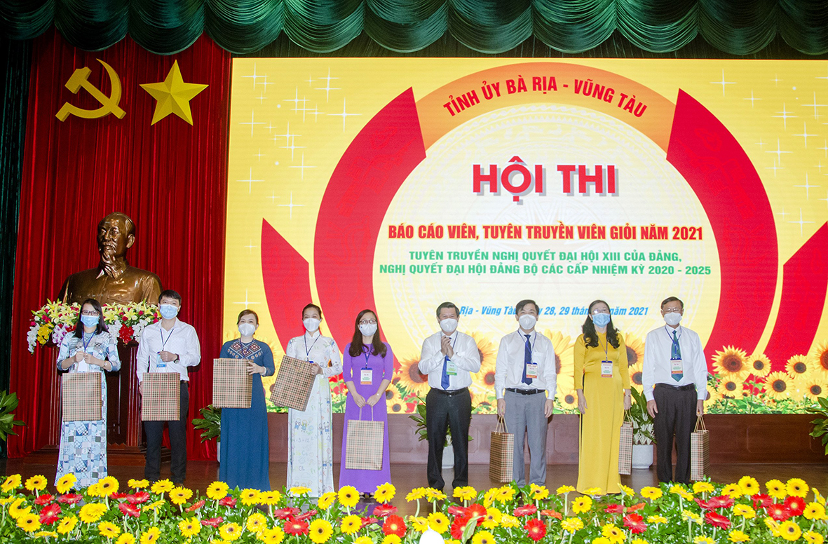 Ông Nguyễn Văn Xinh, Ủy viên Ban Thường vụ Tỉnh ủy, Trưởng Ban Tuyên giáo Tỉnh ủy, Trưởng Ban Tổ chức Hội thi (thứ tư từ phải qua) tặng quà cảm ơn các thành viên Ban Giám khảo và Thư ký của Hội thi.