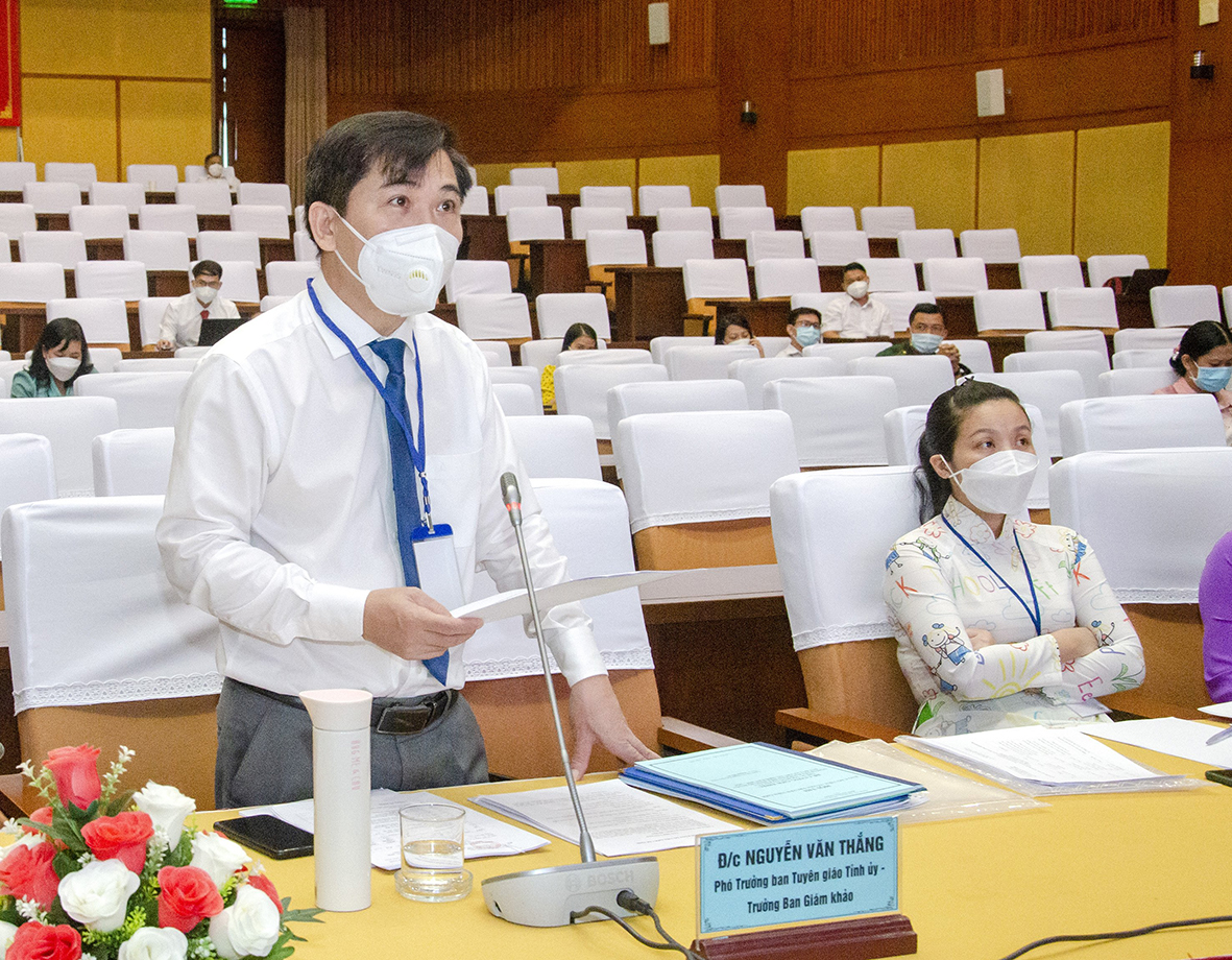 Ông Nguyễn Văn Thắng, Phó Trưởng Ban Tuyên giáo Tỉnh ủy, Trưởng Ban Giám khảo kiểm tra kiến thức, kỹ năng của thí sinh.