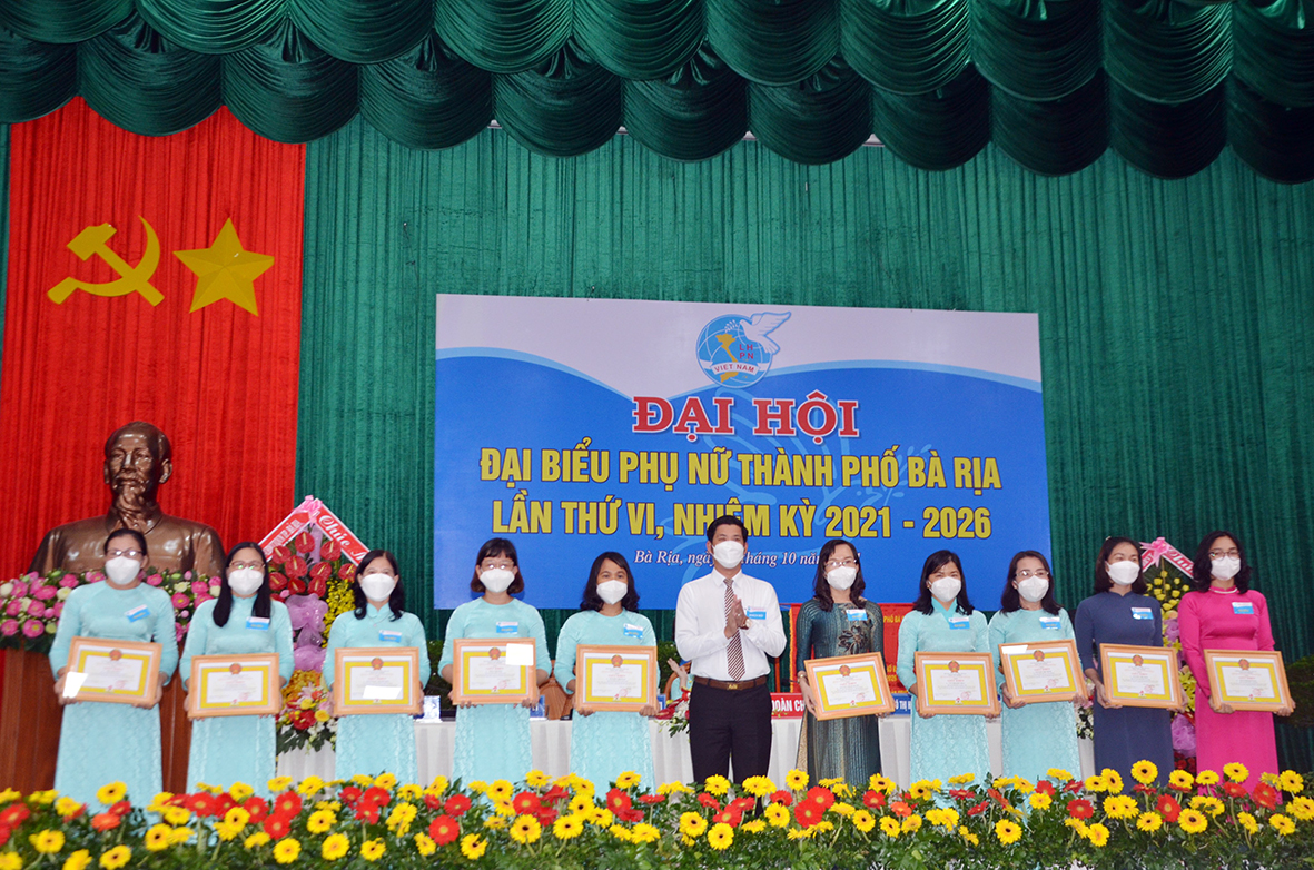 Ông Đặng Huy Quang, Phó Chủ tịch UBND TP.Bà Rịa tặng Giấy khen cho 5 tập thể và 10 cá nhân có thành tích xuất sắc trong thực hiện phong trào thi đua và hoạt động của Hội LHPN nhiệm kỳ 2016-2021.