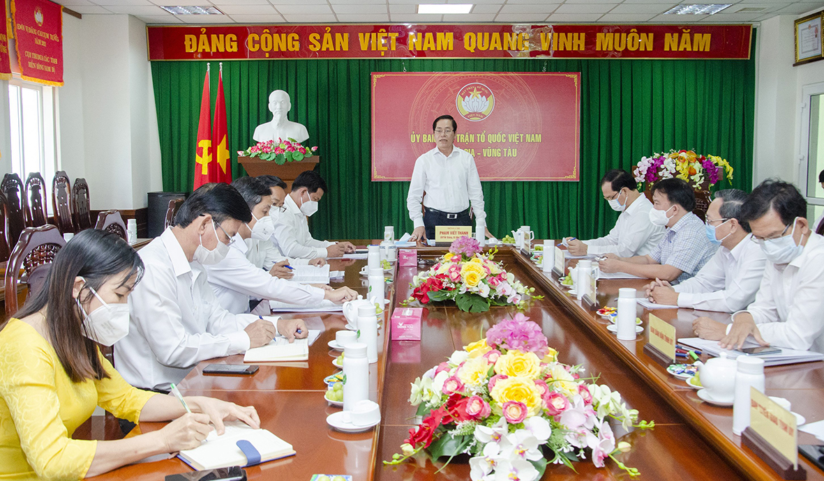 Ông Phạm Viết Thanh, Ủy viên Trung ương Đảng, Bí thư Tỉnh ủy, Chủ tịch HĐND tỉnh chủ trì buổi làm việc với Đảng đoàn, Ban Thường trực UBMTTQ Việt Nam tỉnh.