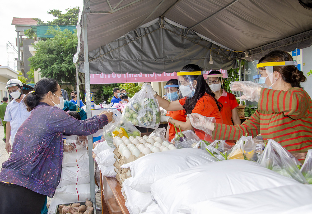 UBMTTQ Việt Nam phường 1, TP.Vũng Tàu trao tặng lương thực, thực phẩm cho người dân có hoàn cảnh khó khăn trên địa bàn trong làn sóng thứ 4 của đại dịch  COVID-19.