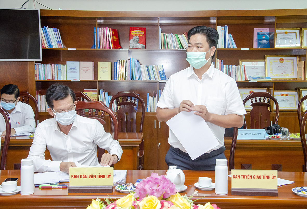 Ông Lê Văn Minh, Phó Trưởng Ban Tuyên giáo Tỉnh ủy phát biểu đóng góp ý kiến với Đảng Đoàn, Ban Thường trực UBMTTQ Việt Nam tỉnh về việc tăng cường vai trò của các Tổ giám sát cộng đồng, nâng cao hiệu quả công tác nắm bắt tình hình dư luận.