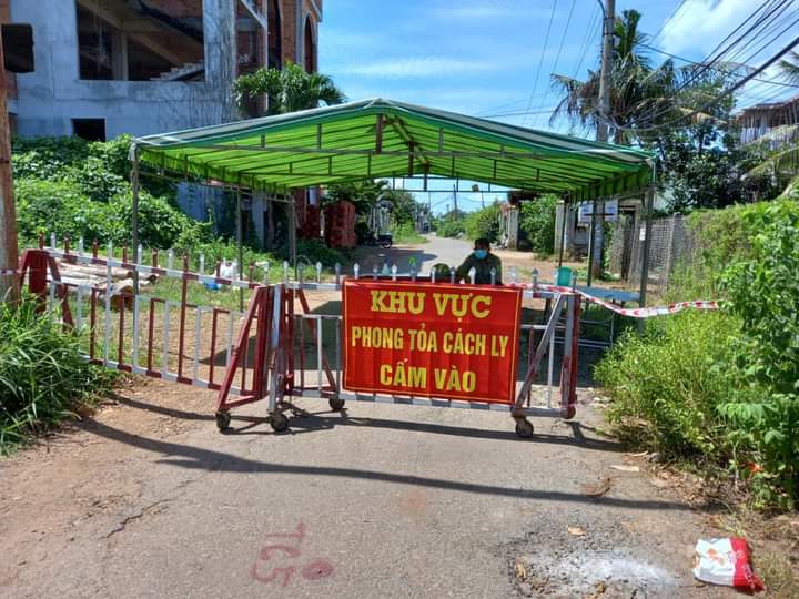 Lực lượng chức năng phong tỏa một phần tổ 8, KP. Tường Thành, thị trấn Đất Đỏ do có ca nghi nhiễm.  Ảnh: VÂN ANH