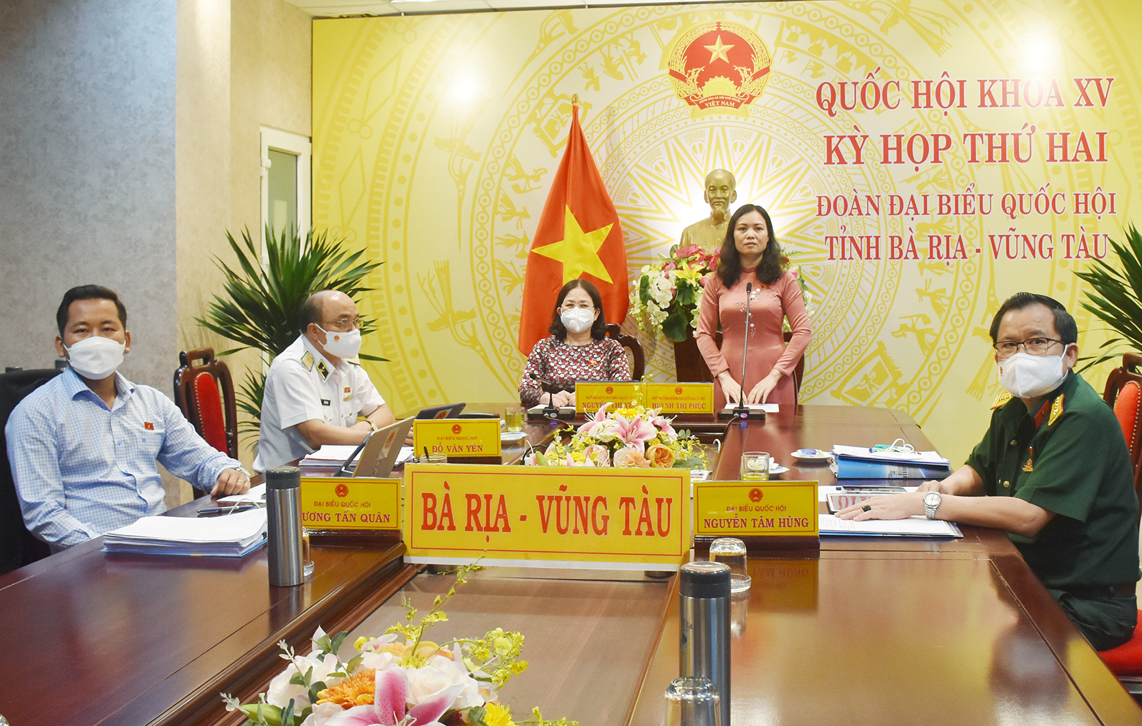 Đại biểu Huỳnh Thị Phúc, Phó Trưởng Đoàn ĐBQH tỉnh phát biểu thảo luận trực tuyến tại Kỳ họp. Ảnh: NGUYỄN THI