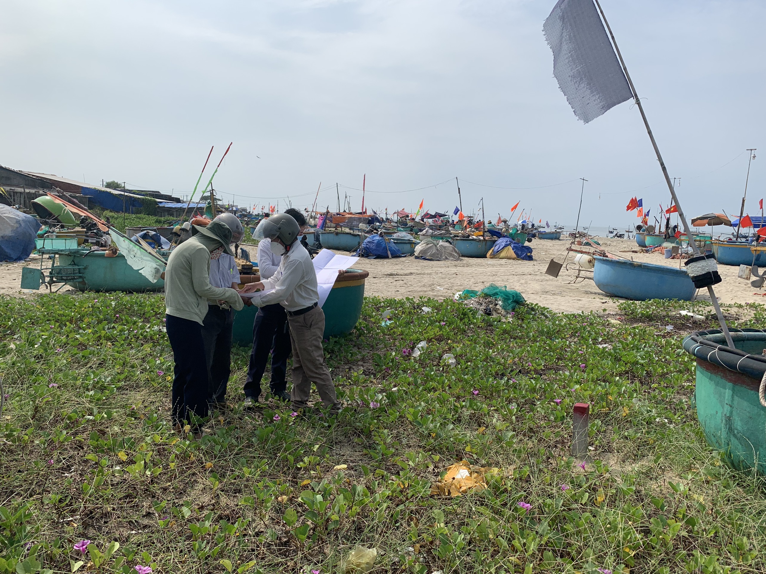 Ngành TN-MT đo đạc, cắm mốc khu đất bãi bồi tại thị trấn Long Hải, huyện Long Điền.