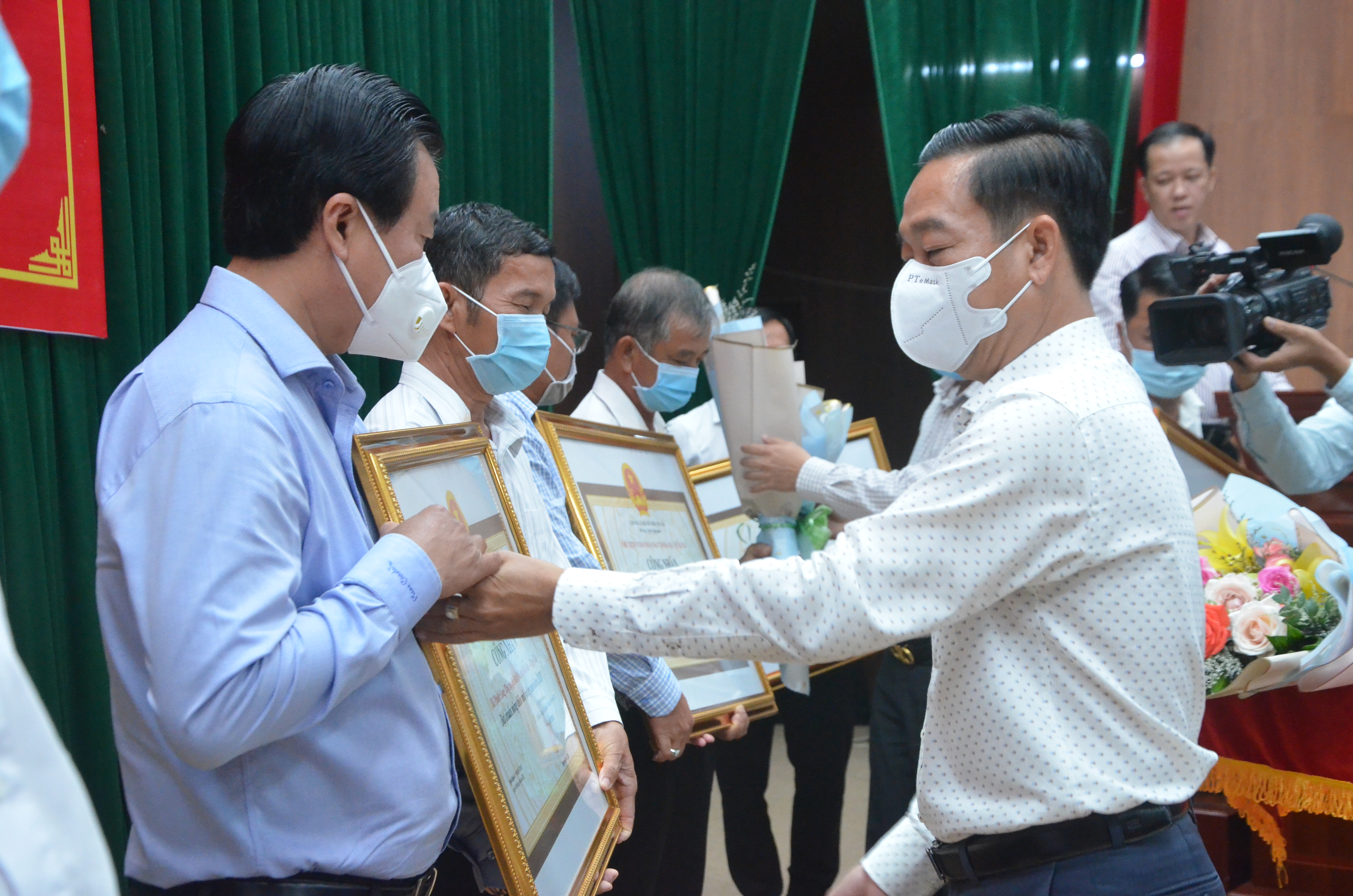 Ông Lê Văn Hòa, Bí thư Huyện ủy Đất Đỏ trao quyết định của UBND tỉnh công nhận xã đạt chuẩn nông thôn mới nâng cao cho đại diện 4 xã: Long Mỹ, Phước Long Thọ, Phước Hội và Láng Dài.