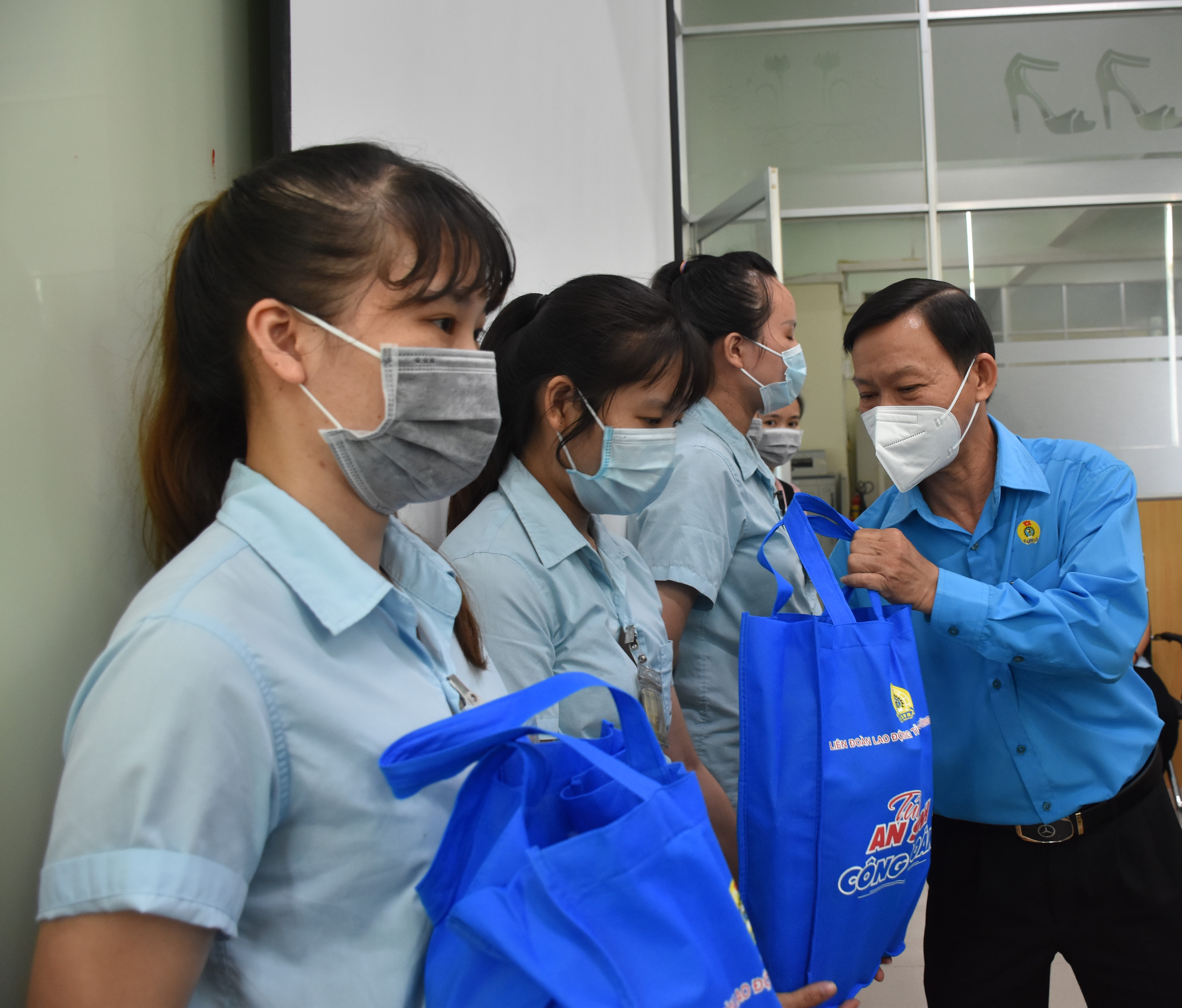 Ông Nguyễn Châu Trinh, Phó Chủ tịch LĐLĐ tỉnh tặng “Túi an sinh Công đoàn” cho người lao động tại Công ty TNHH Sản xuất giày Uy Việt.