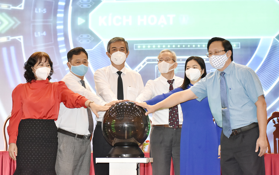 Lãnh đạo Sở Du lịch và các đại biểu thực hiện nghi thức ấn nút ra mắt Sàn TMĐTDL.