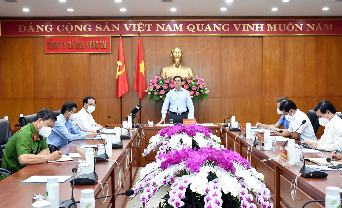 Ông Phạm Viết Thanh, Ủy viên Trung ương Đảng, Bí thư Tỉnh ủy, Chủ tịch HĐND tỉnh, Trưởng BCĐ Phòng, chống dịch COVID-19 tỉnh phát biêu tại cuộc họp.