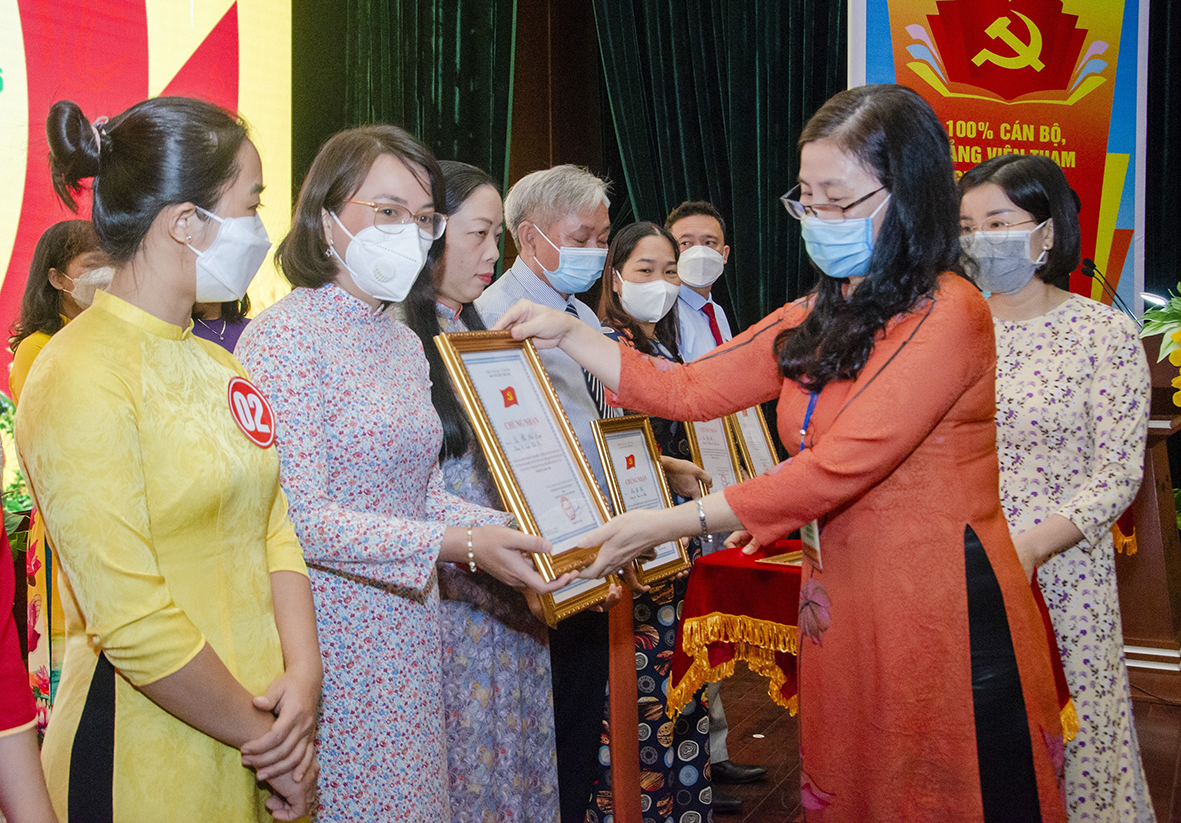 Thạc sĩ Ngô Thị Liên, Hiệu trưởng Trường Chính trị tỉnh trao Giấy Chứng nhận tham gia Hội thi cho các thí sinh.