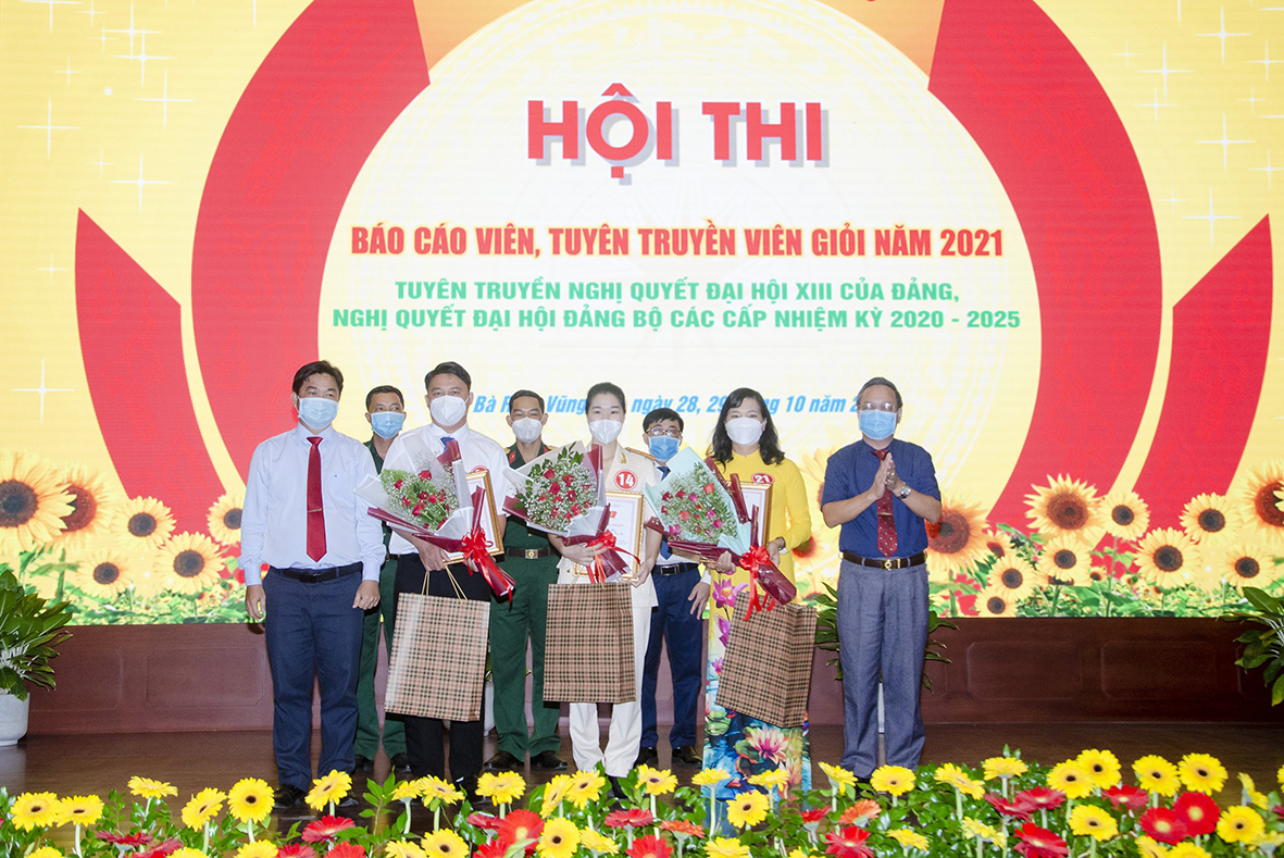 Ông Lê Văn Minh, Tỉnh ủy viên, Phó Trưởng Ban Tuyên Giáo Tỉnh ủy, Phó Trưởng Ban Tổ chức Hội thi (bìa trái) và ông Huỳnh Bách Chiến, Tỉnh ủy viên, Phó Trưởng Ban Tổ chức Tỉnh ủy, thành viên Ban Tổ chức Hội thi (bìa phải) trao giải Ba cho các thí sinh.