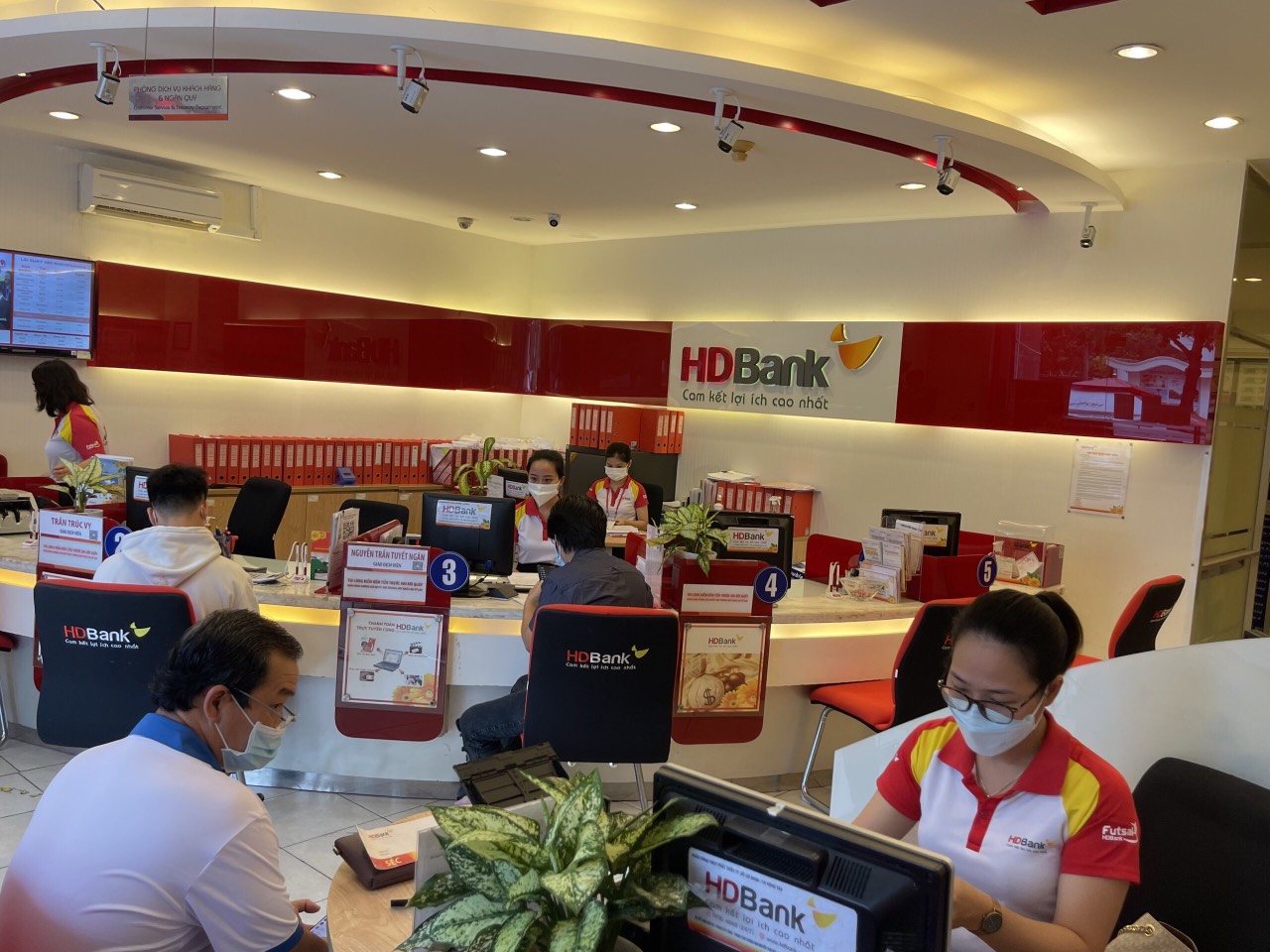 HDBank đang thực hiện giảm 100% phí trong và ngoài hệ thống. Trong ảnh: Khách hàng giao dịch tại HDBank Vũng Tàu.