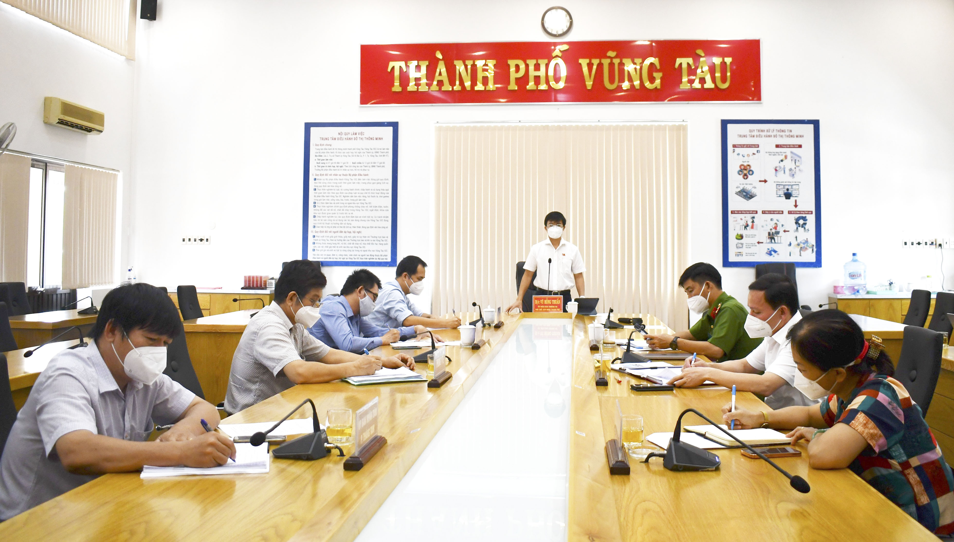 Ông Vũ Hồng Thuấn, Phó Chủ tịch UBND, Phó Trưởng BCĐ Phòng, chống dịch COVID-19 TP. Vũng Tàu phát biểu tại cuộc họp.