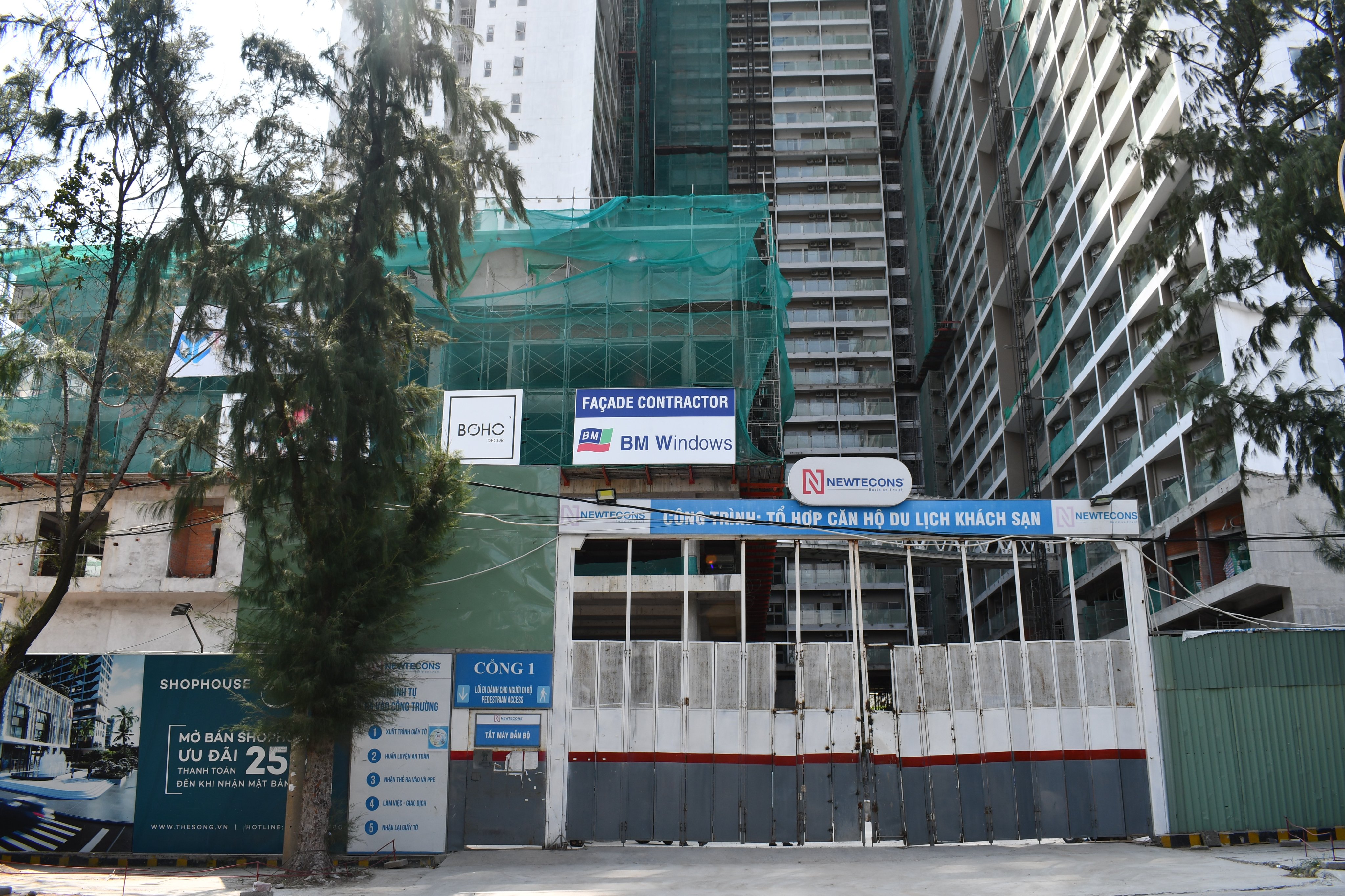 Công trình Newtecons buộc phải tạm dừng hoạt động để tiếp tục tiến hành xét nghiệm sàng lọc các trường hợp F0, F1.