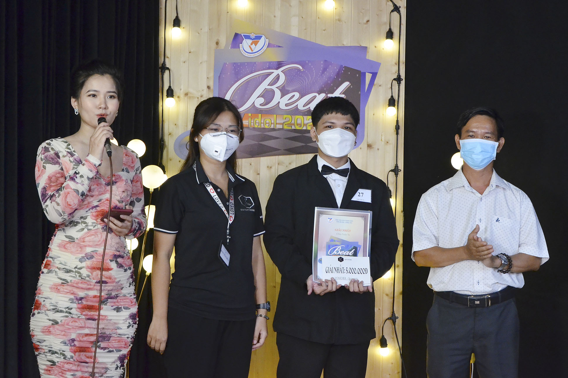 Ông Lê Anh Quỳnh, Giám đốc Nhà Văn hóa Thanh niên tỉnh, Trưởng Ban tổ chức cuộc thi trao giải Nhất cho thí sinh Châu Tuấn Tú.