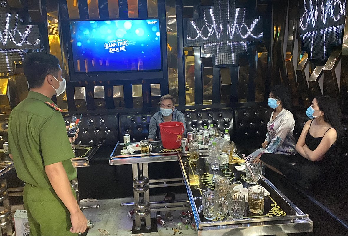 Công an lấy lời khai nhân viên.