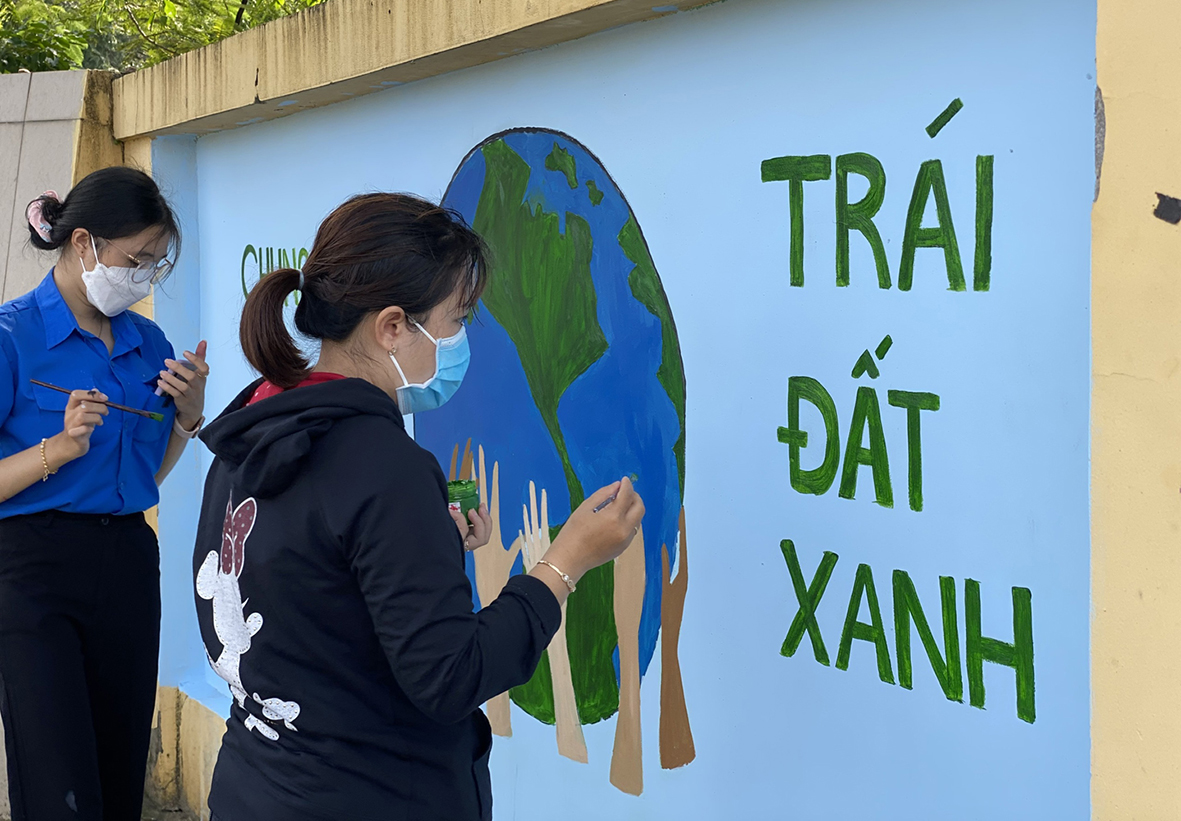 Tranh bích họa truyền tải thông thiệp bảo vệ trái đất được ĐVTN Thị đoàn Phú Mỹ vẽ trên tường Trường TH Nguyễn Thị Minh Khai Khai (tổ 3, khu phố Lam Sơn, phường Phước Hòa, TX.Phú Mỹ).