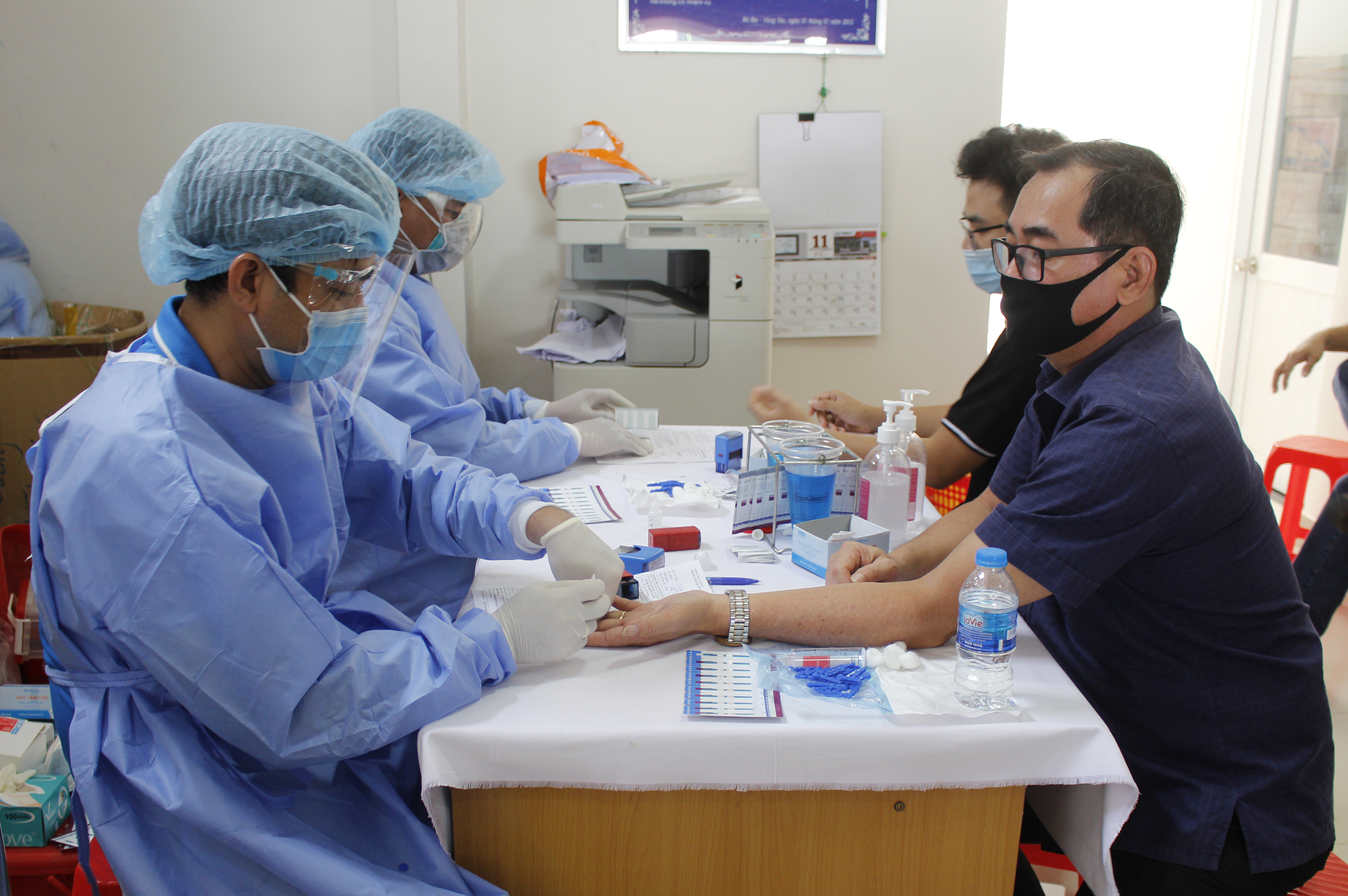 Nhân viên y tế xét nghiệm cho người dân trước khi tham gia hiến máu tình nguyện.