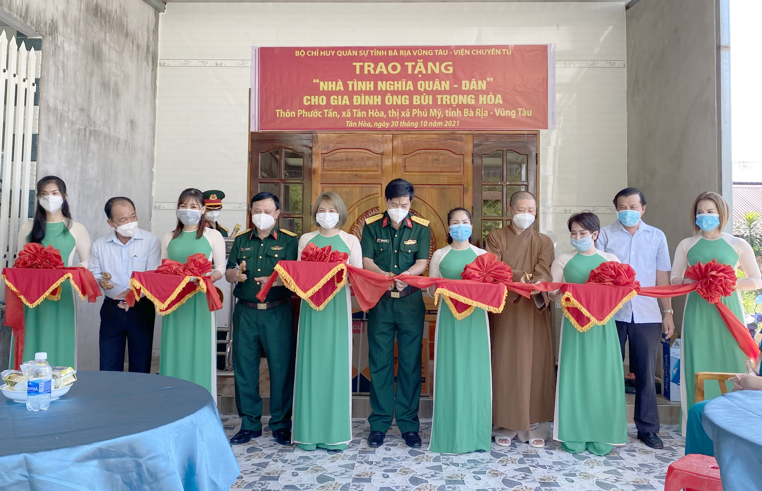Đại diện Bộ CHQS tỉnh và Viện Chuyên tu TX. Phú Mỹ cắt băng khánh thành “Nhà nghĩa tình quân - dân” cho gia đình ông Bùi Trọng Hòa (thôn Phước Tấn, xã Tân Hòa, TX. Phú Mỹ).