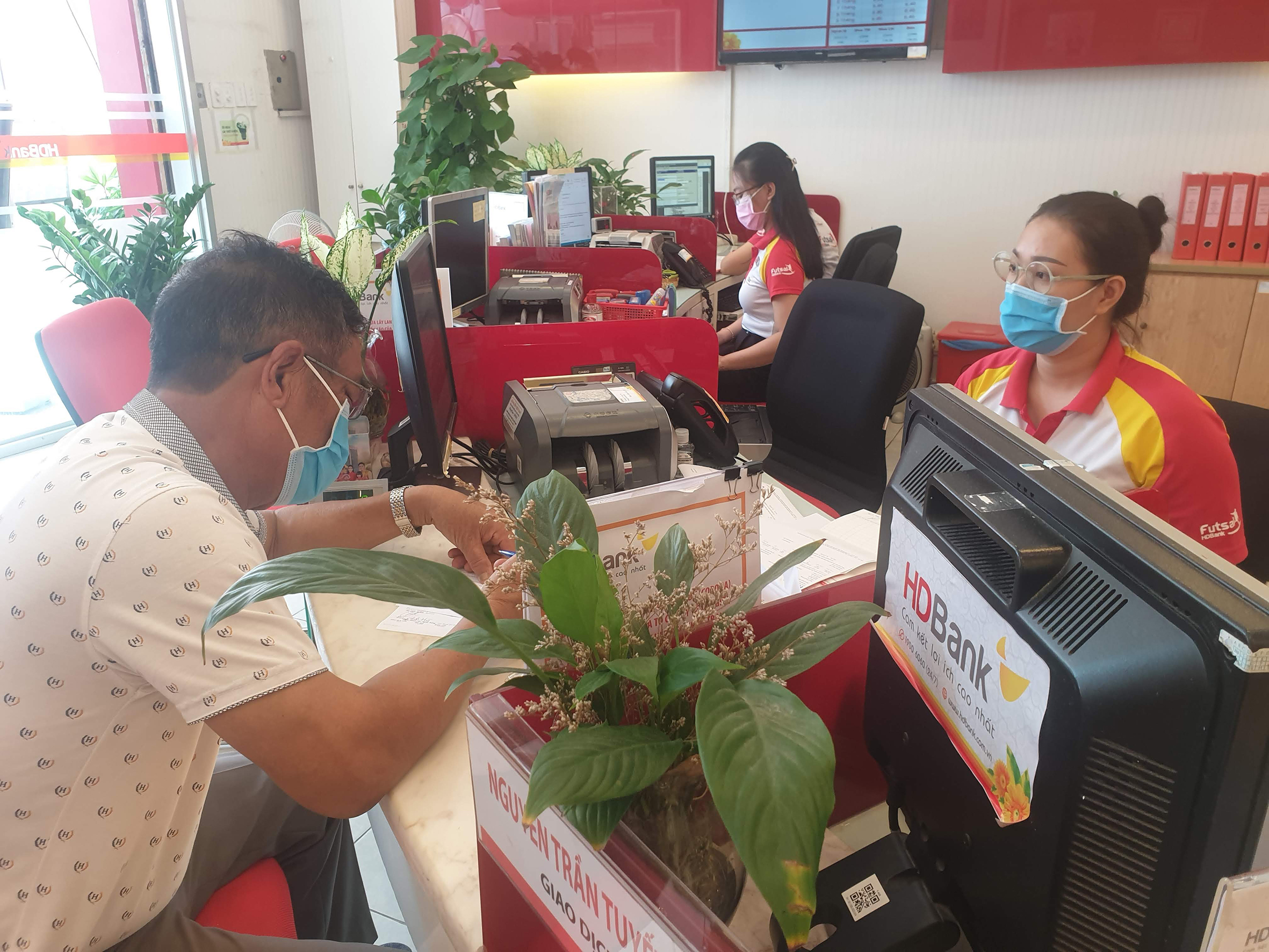 Khách hàng giao dịch tại HDBank Vũng Tàu.