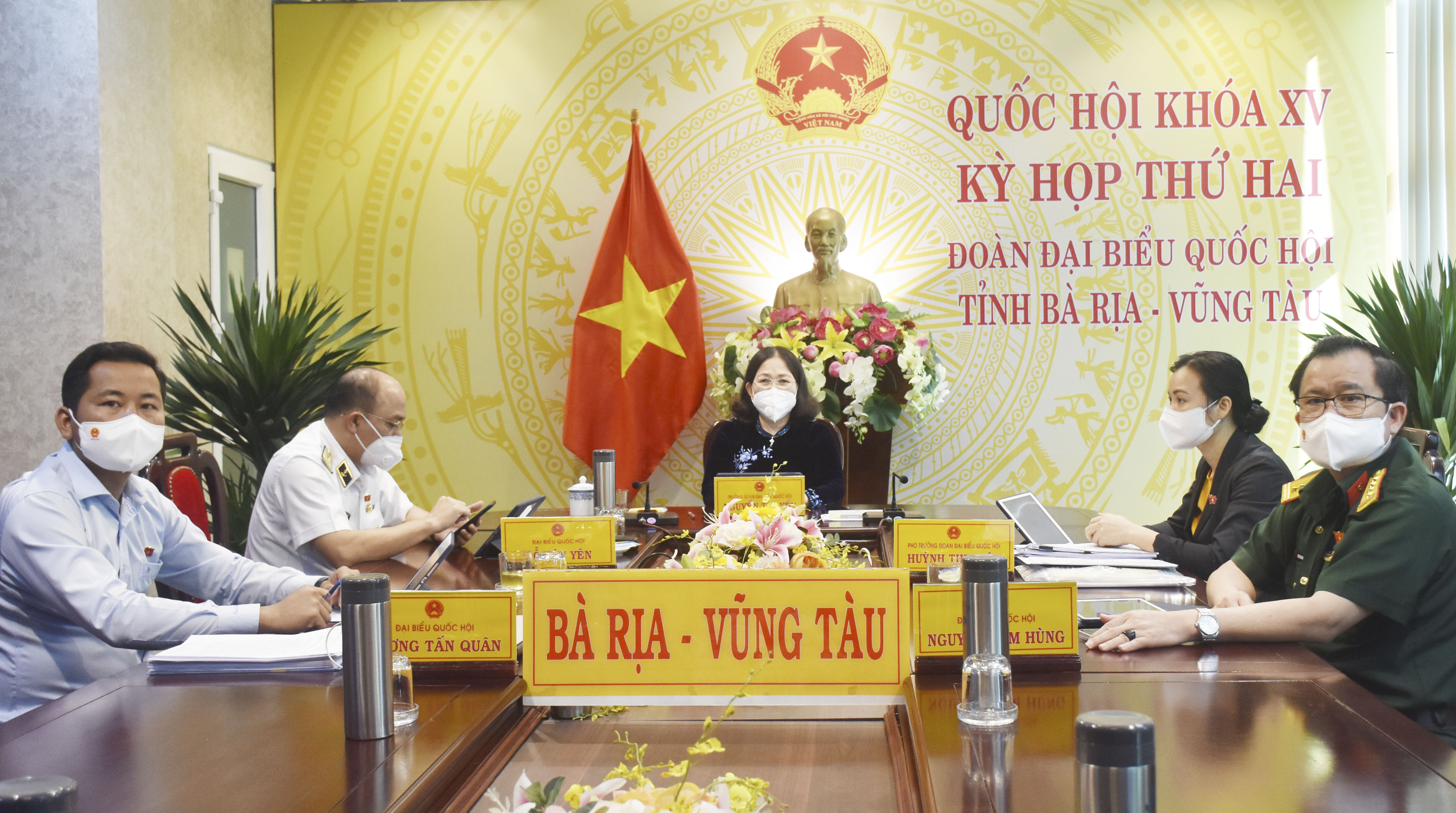 Bà Nguyễn Thị Yến, Phó Bí thư Thường trực Tỉnh ủy, Trưởng Đoàn ĐBQH tỉnh BR-VT và các đại biểu tham dự kỳ họp tại điểm cầu Văn phòng Đoàn ĐBQH tỉnh. Ảnh: NGUYỄN THI