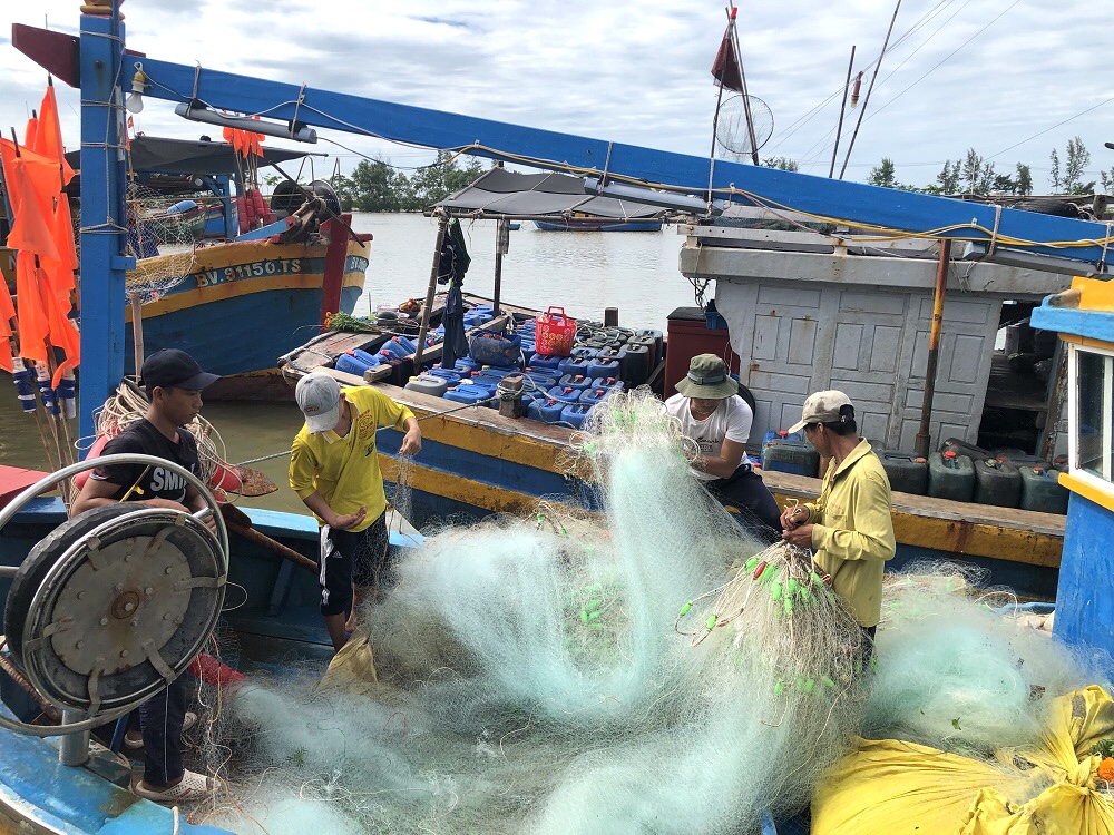 Ngư trường ngày càng kiệt, trong khi chi phí mỗi chuyến ra khơi tăng mạnh khiến thu nhập của ngư dân đạt thấp. Trong ảnh: Ngư dân xã Phước Tỉnh, huyện Long Điền chuẩn bị lưới cụ để ra khơi.
