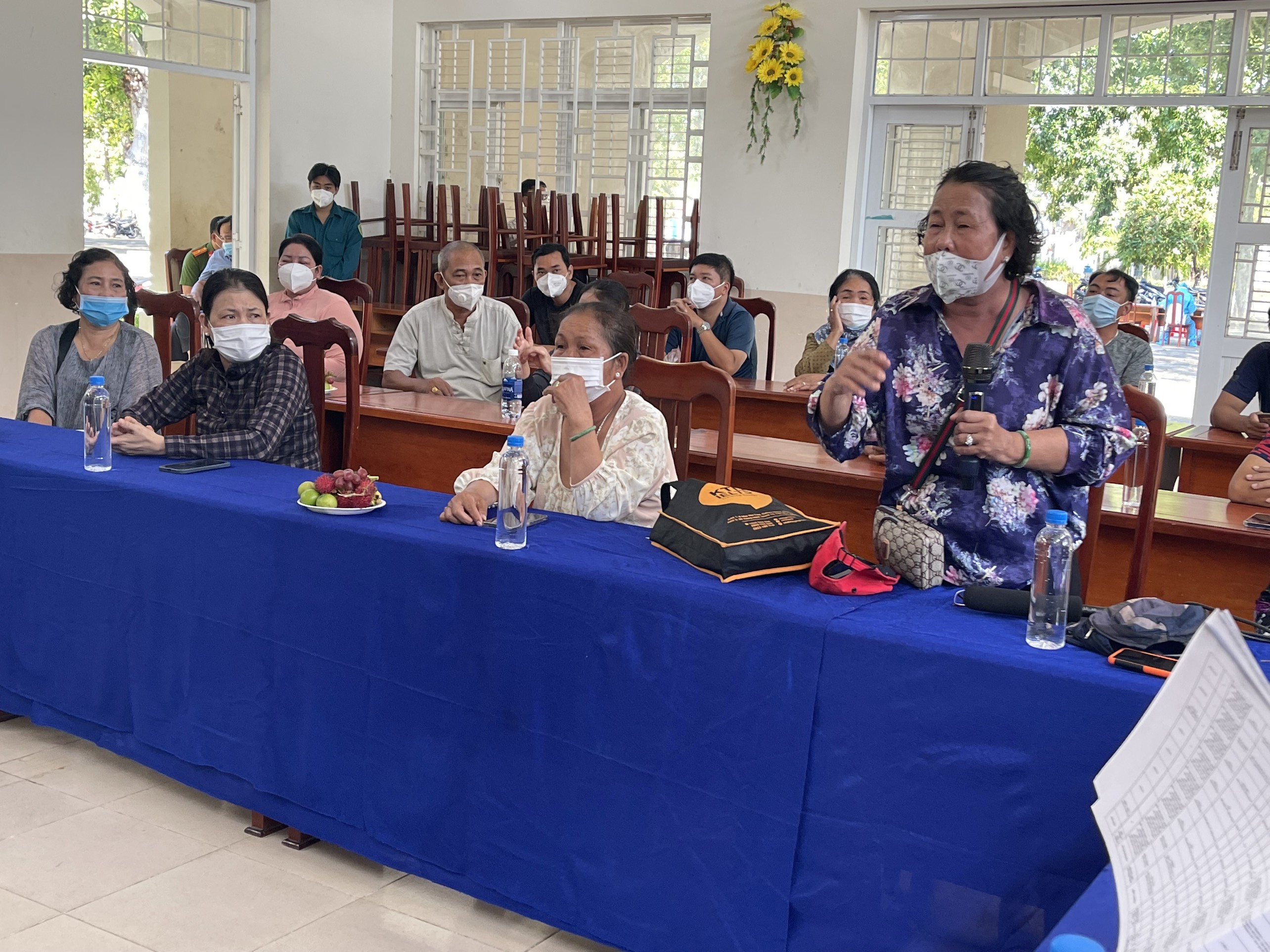  Bà Nguyễn Thị Hà (doanh nghiệp Nhơn Nghĩa Phước) phát biểu ý kiến tại buổi đối thoại với lãnh đạo huyện Long Điền và thị trấn Long Hải.