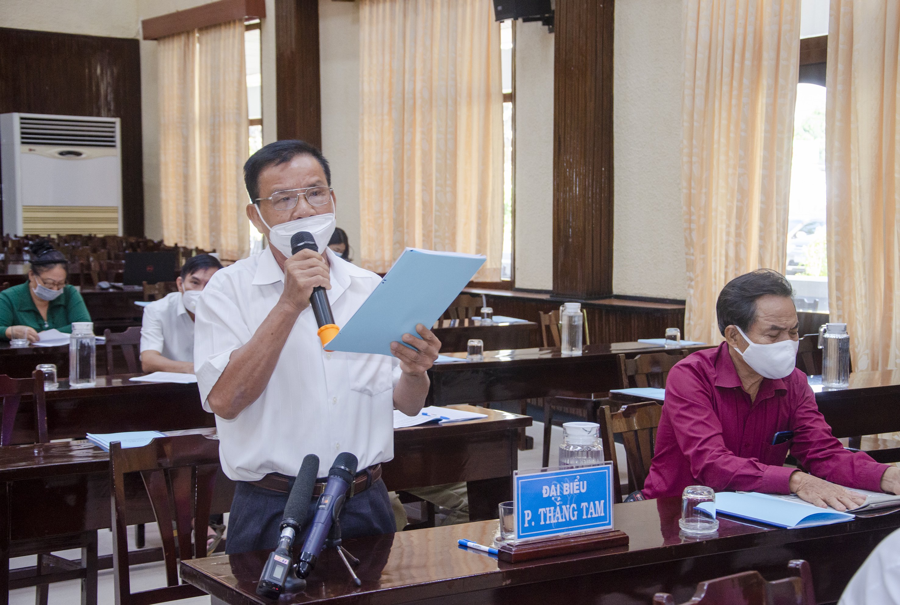 Cử tri Nguyễn Thế Quyền, phường Thắng Tam, TP.Vũng Tàu bày tỏ sự tin tưởng vào hiệu quả công tác phòng, chống dịch của các cấp ủy Đảng, chính quyền; đồng thời đề nghị TP.Vũng Tàu xem xét tái thiết lập các chốt kiểm soát y tế tại một số điểm cửa ngõ vào thành phố nhằm kiểm soát, ngăn chặn nguồn lây nhiễm COVID-19 từ ngoại tỉnh.