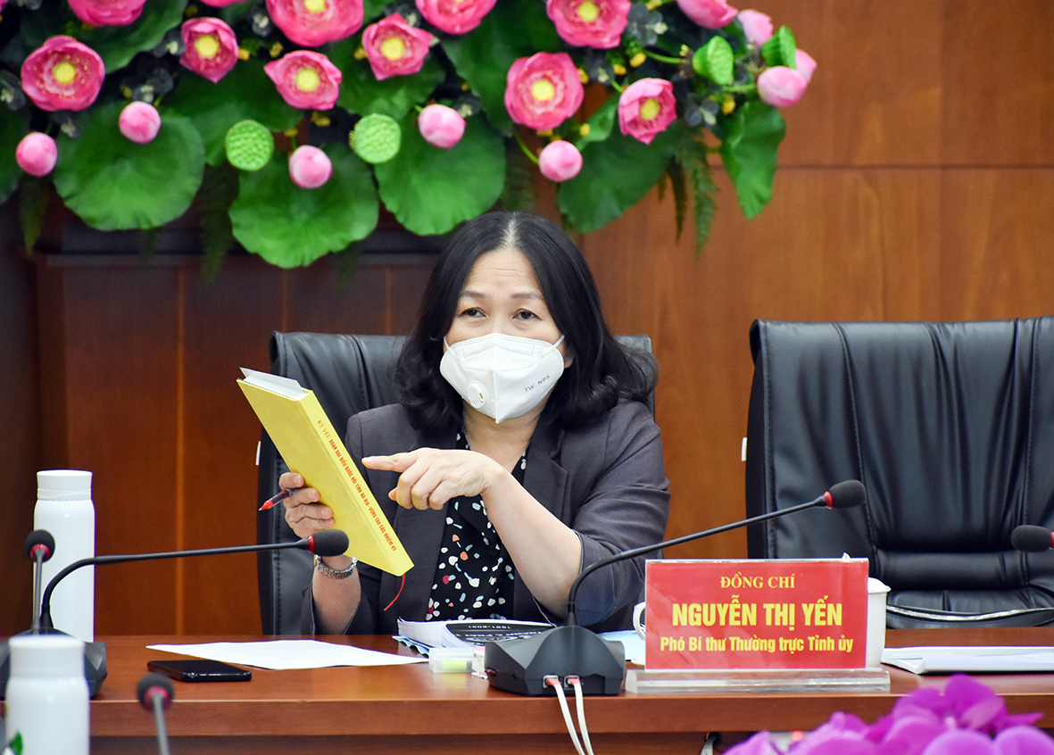 Bà Nguyễn Thị Yến, Phó Bí thư Thường trực Tỉnh ủy, Trưởng Đoàn ĐBQH tỉnh cho ý kiến về Đặc san chào mừng kỷ niệm 30 năm thành lập tỉnh.