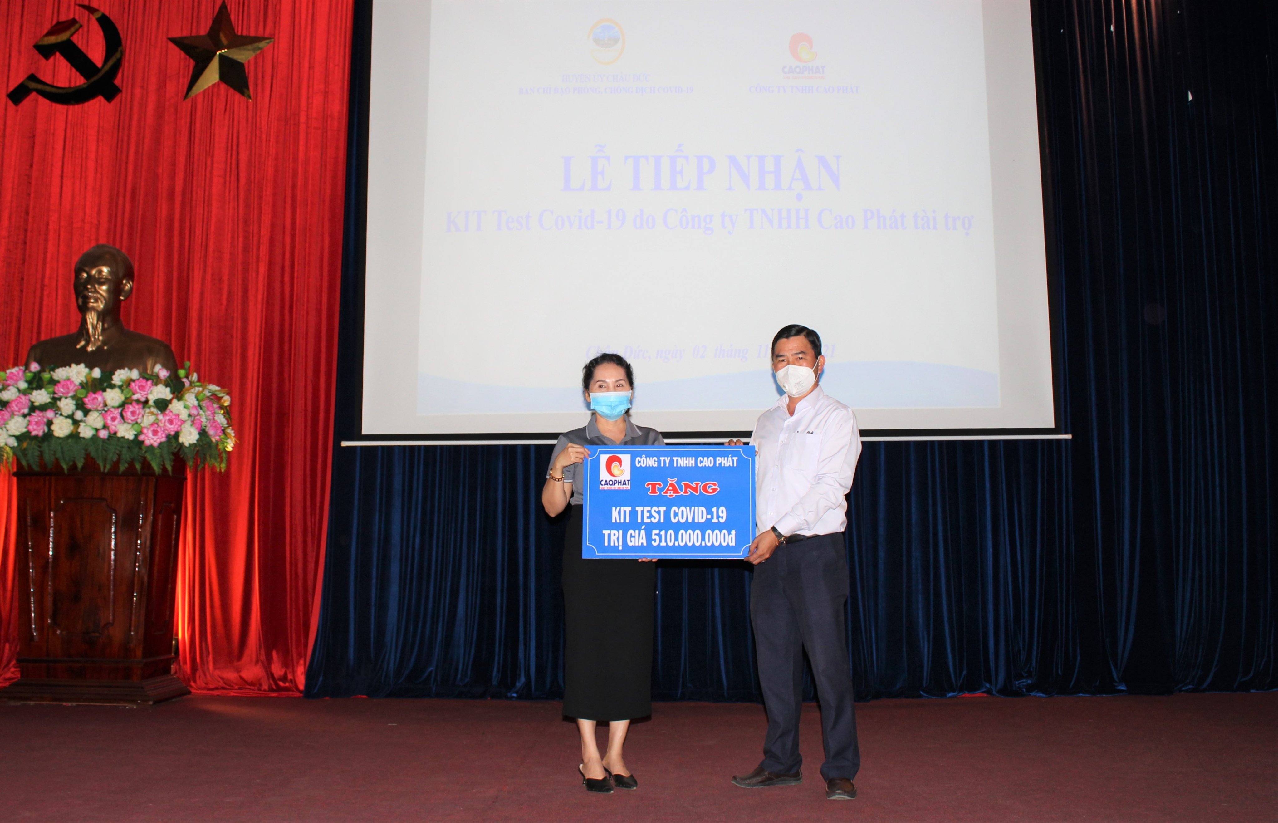 Ông Lê Binh, Chủ tịch UBMTTQ Việt Nam huyện Châu Đức tiếp nhận 6.000 kit test COVID-19 từ Công ty TNHH Cao Phát trao tặng