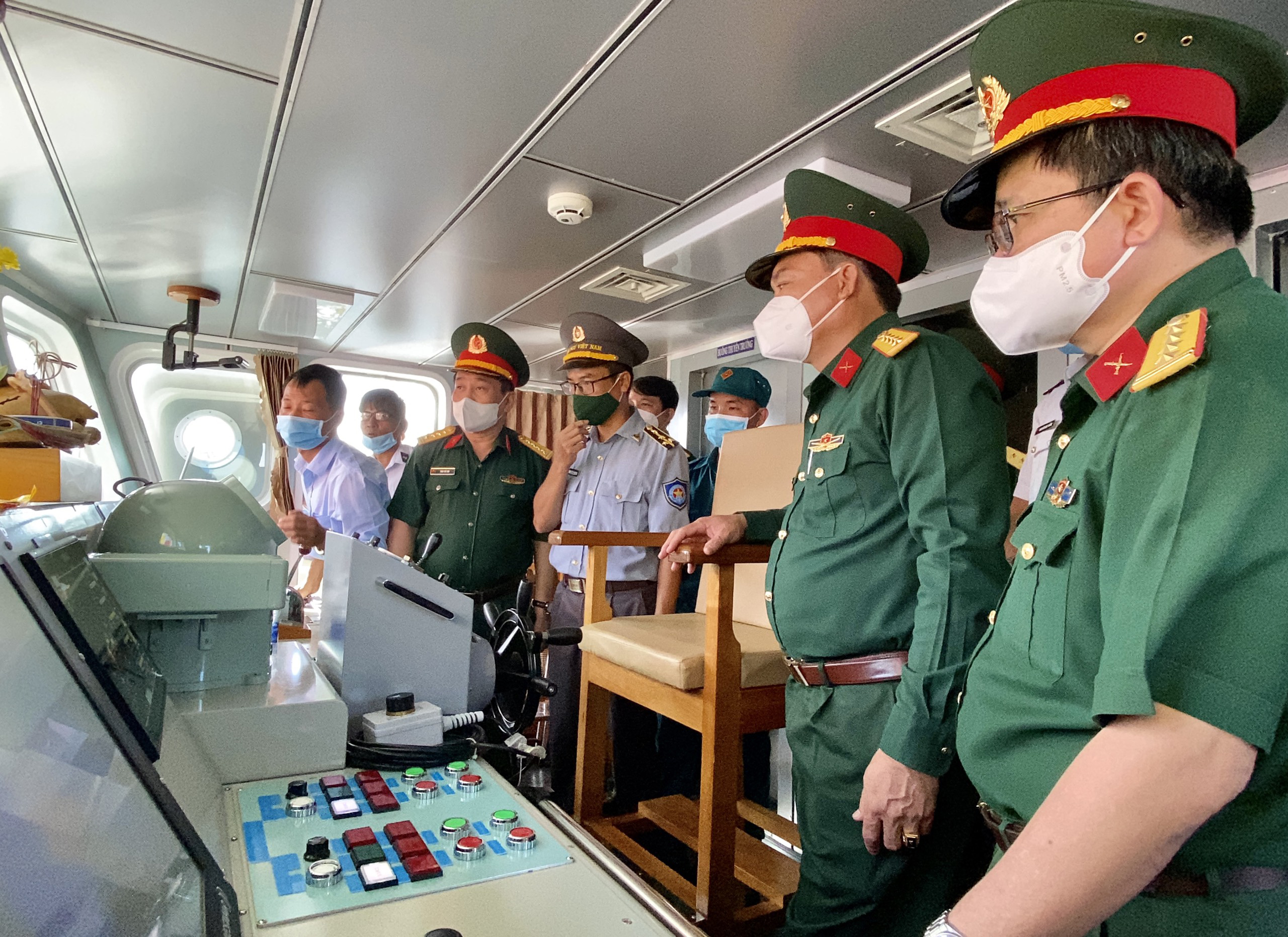 Đoàn đại biểu Bộ CHQS tỉnh tham quan buồng lái cùng các trang thiết bị hiện đại trên tàu.