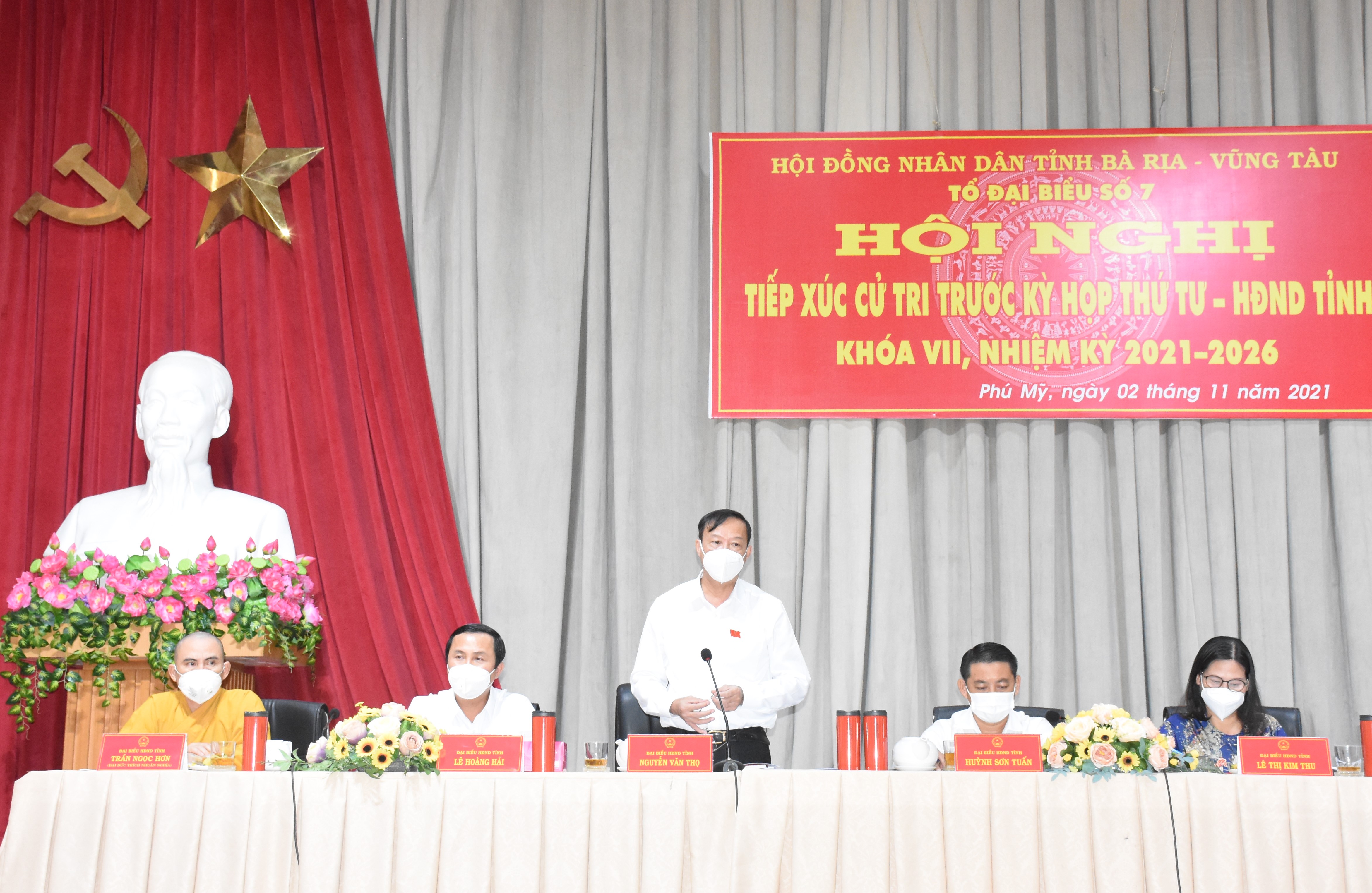 Thay mặt Tổ Đại biểu số 7 HĐND tỉnh, ông Nguyễn Văn Thọ, Chủ tịch UBND tỉnh ghi nhận ý kiến kiến nghị cử tri. Ảnh: MINH TÂM