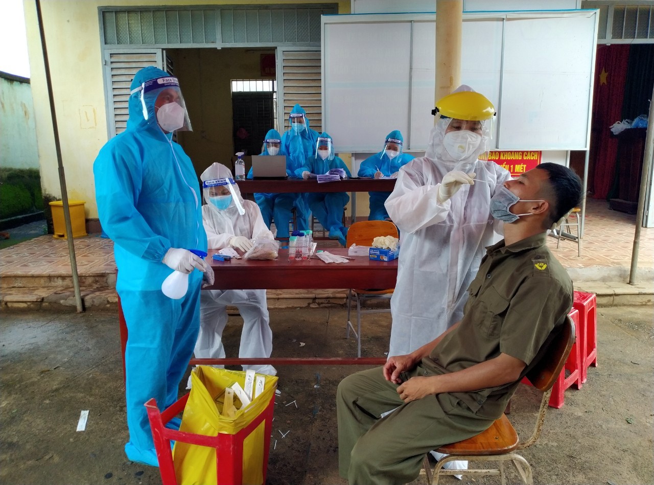 Nhân viên y tế lấy mẫu test nhanh kháng nguyên cho tài xế tại khu lưu trú 24h, Trung tâm huấn luyện Bộ đội Biên phòng tỉnh tại xã Phước Thuận (huyện Xuyên Mộc). Ảnh: THANH HỒNG