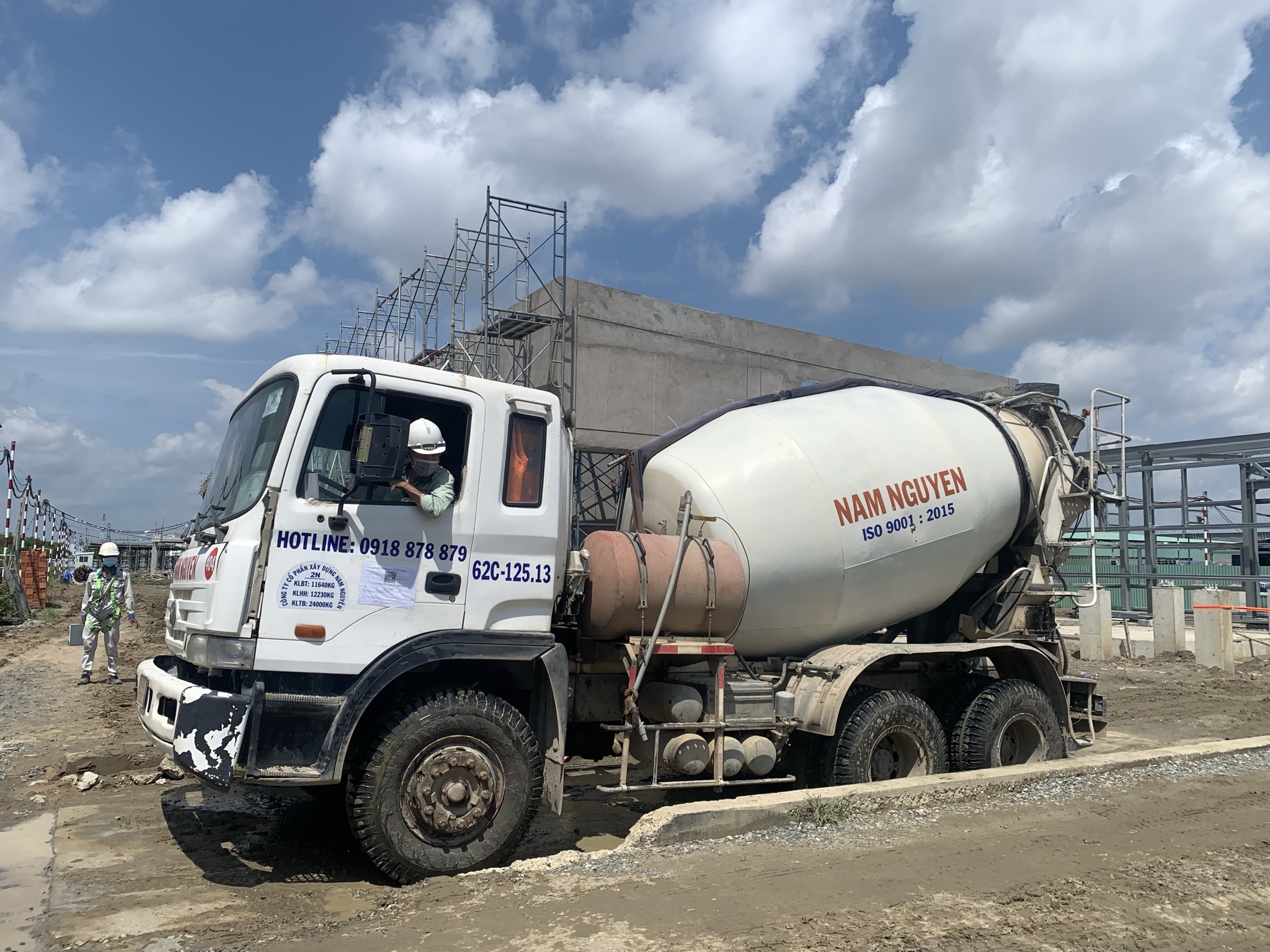 Xe tải vận chuyển nguyên vật liệu ra vào tại dự án Nhà máy sản xuất hóa chất ngành giấy do Công tyTNHH Seiko PMC Việt Nam