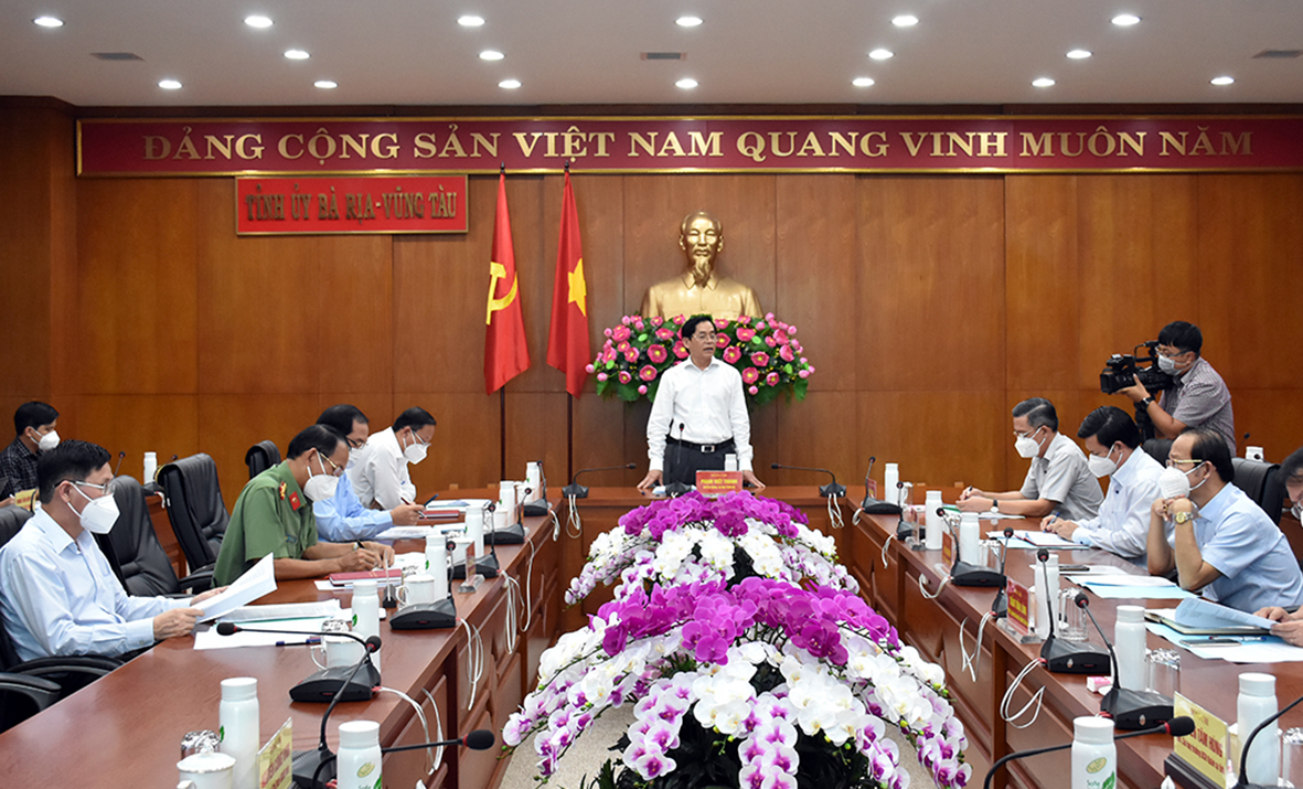 Ông Phạm Viết Thanh, Ủy viên Trung ương Đảng, Bí thư Tỉnh ủy, Chủ tịch HĐND tỉnh, Trưởng BCĐ Phòng, chống dịch COVID-19 tỉnh chủ trì cuộc họp.